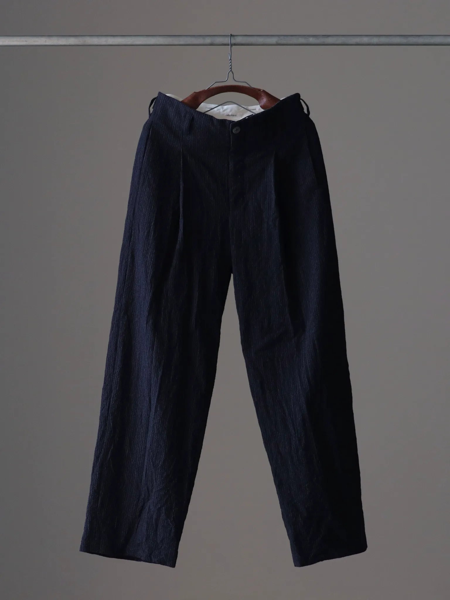 calmlence-single-pleated-wide-pants-blkst-1