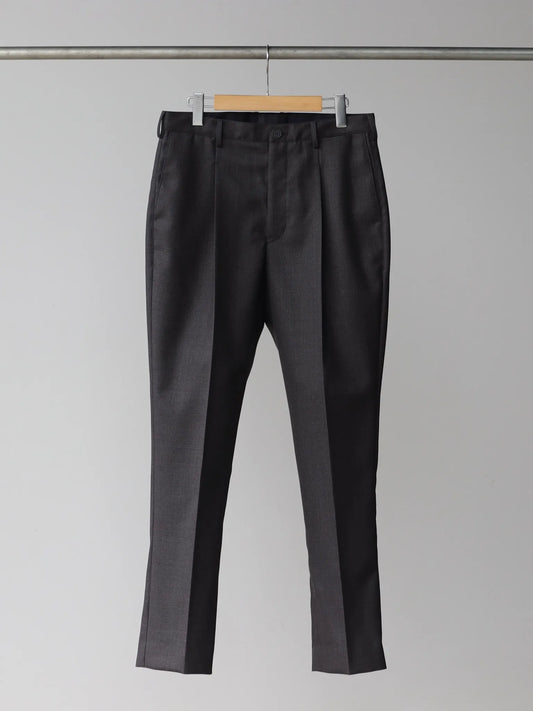 山内-ウールメッシュクロス-ワンタックスラックス-charcoal-brown-1