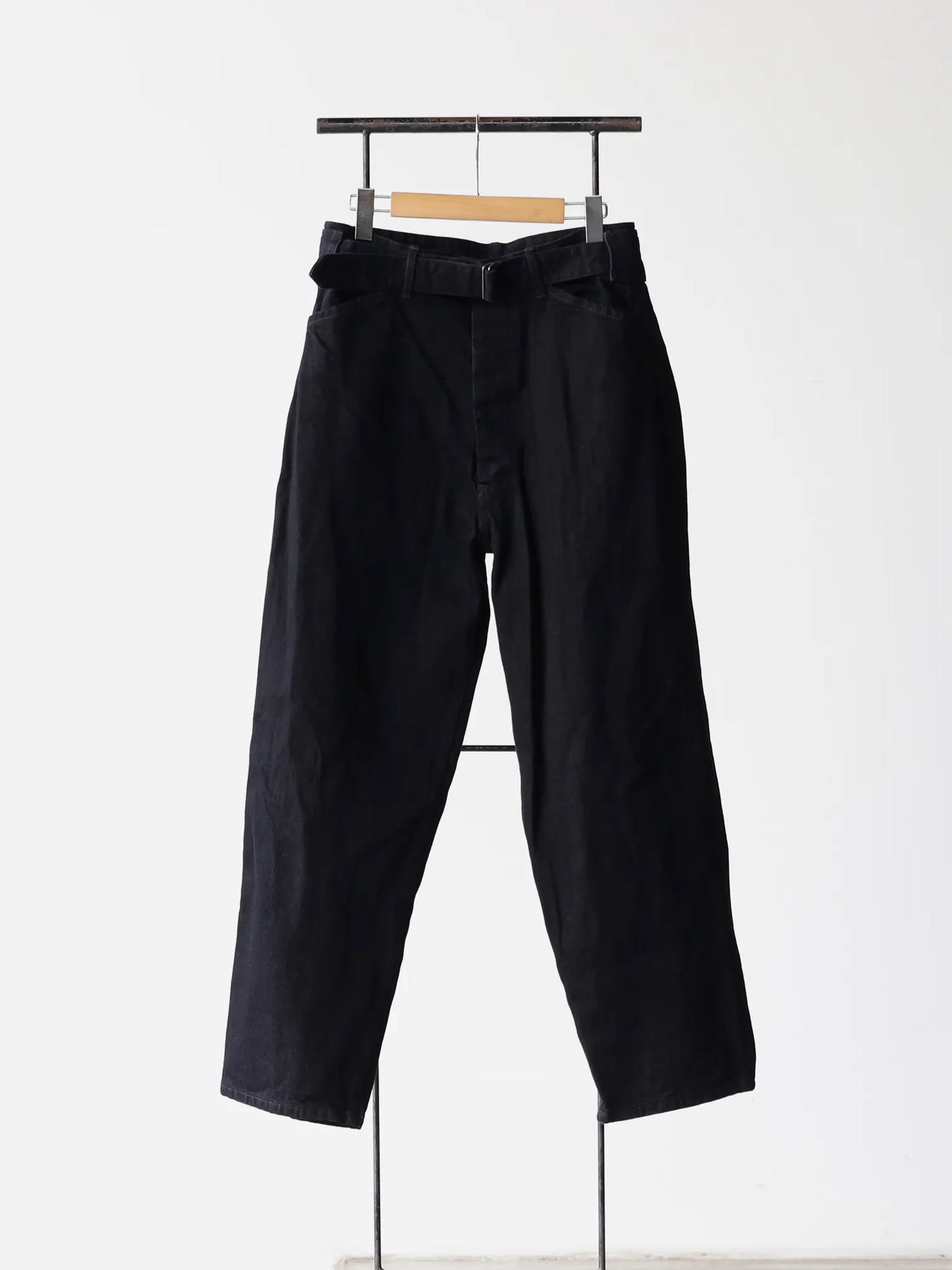 COMOLI | ブラックデニム ベルテッドパンツ BLACK