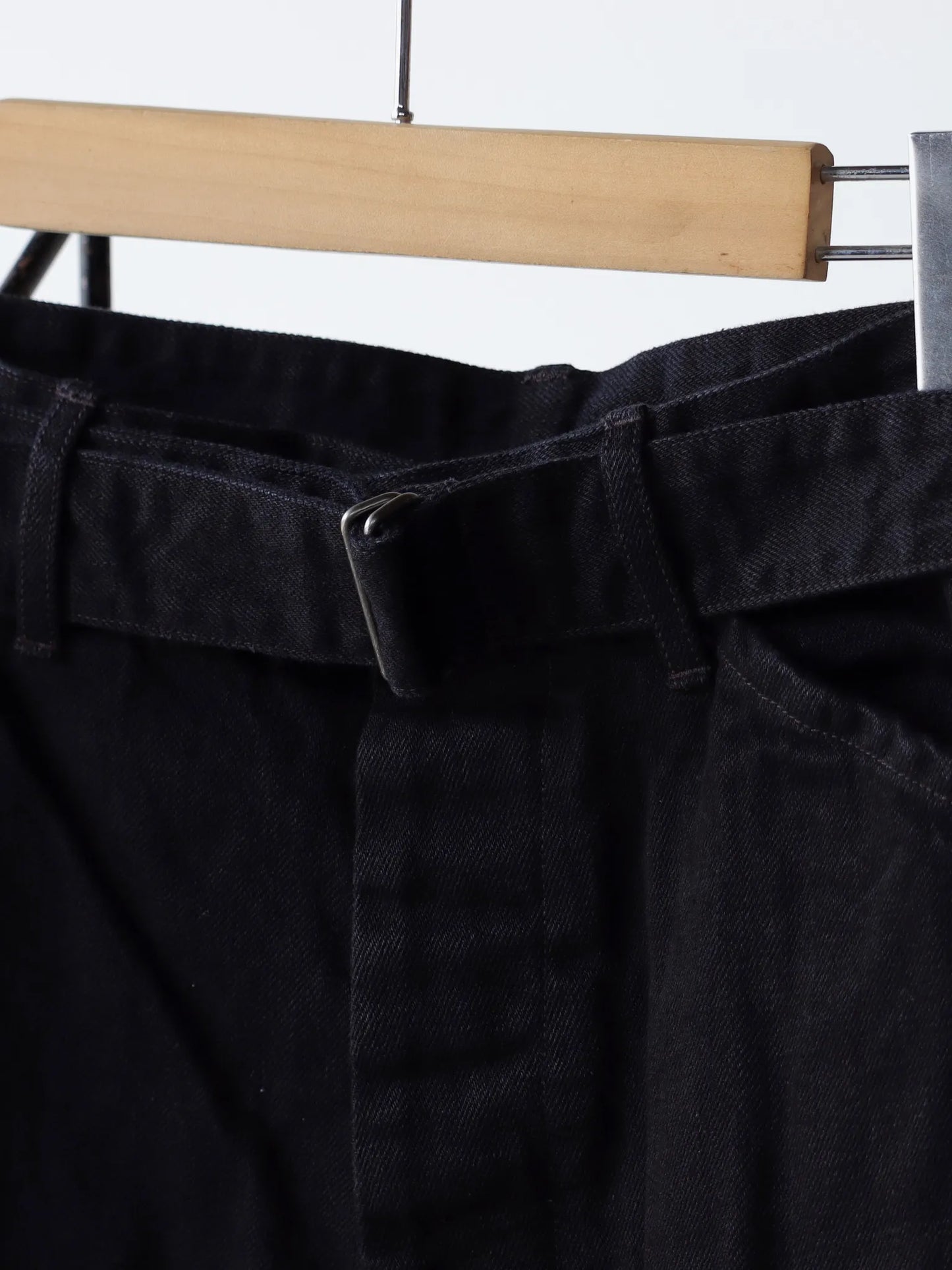 COMOLI | ブラックデニム ベルテッドパンツ BLACK