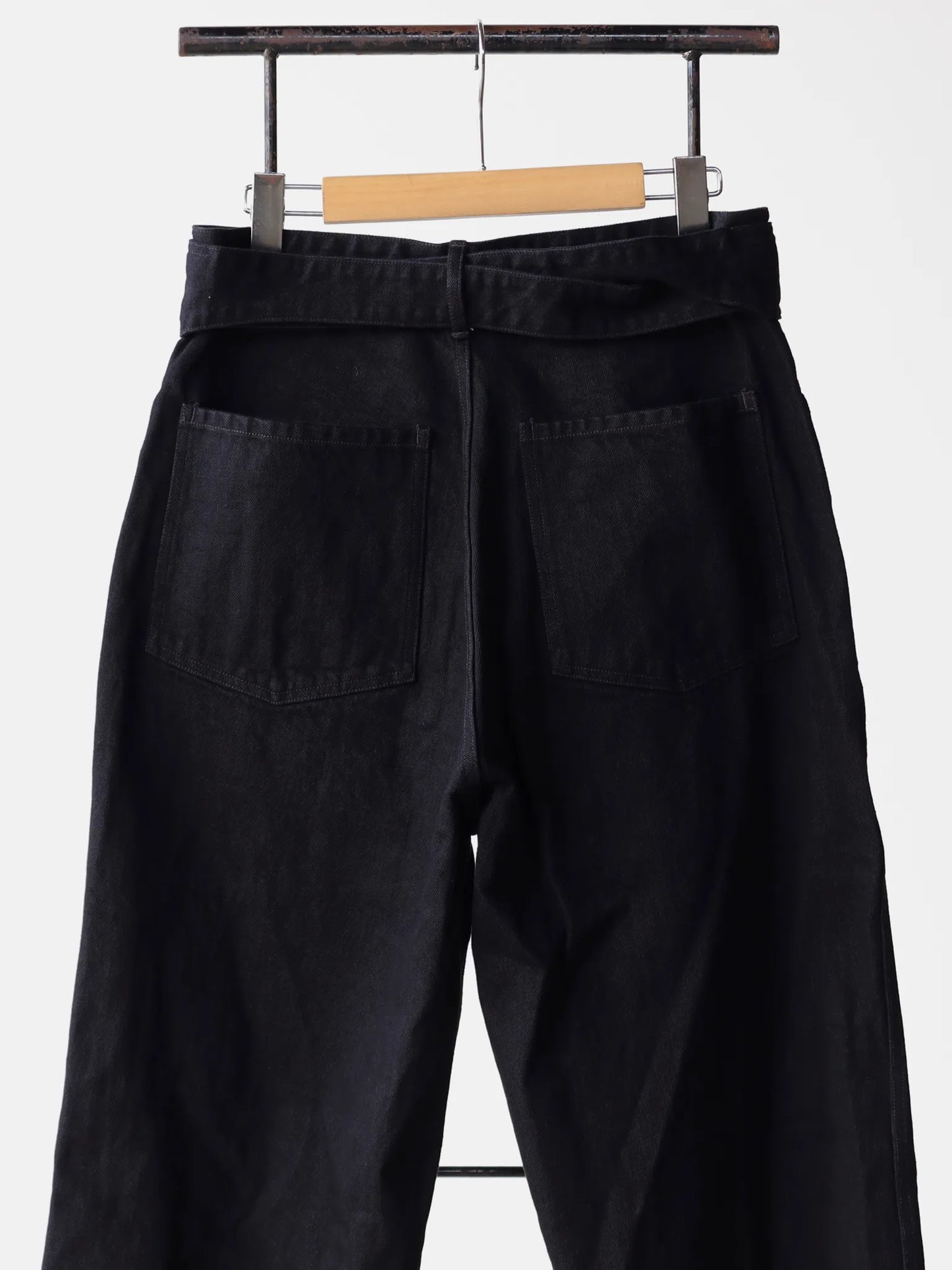 COMOLI | ブラックデニム ベルテッドパンツ BLACK