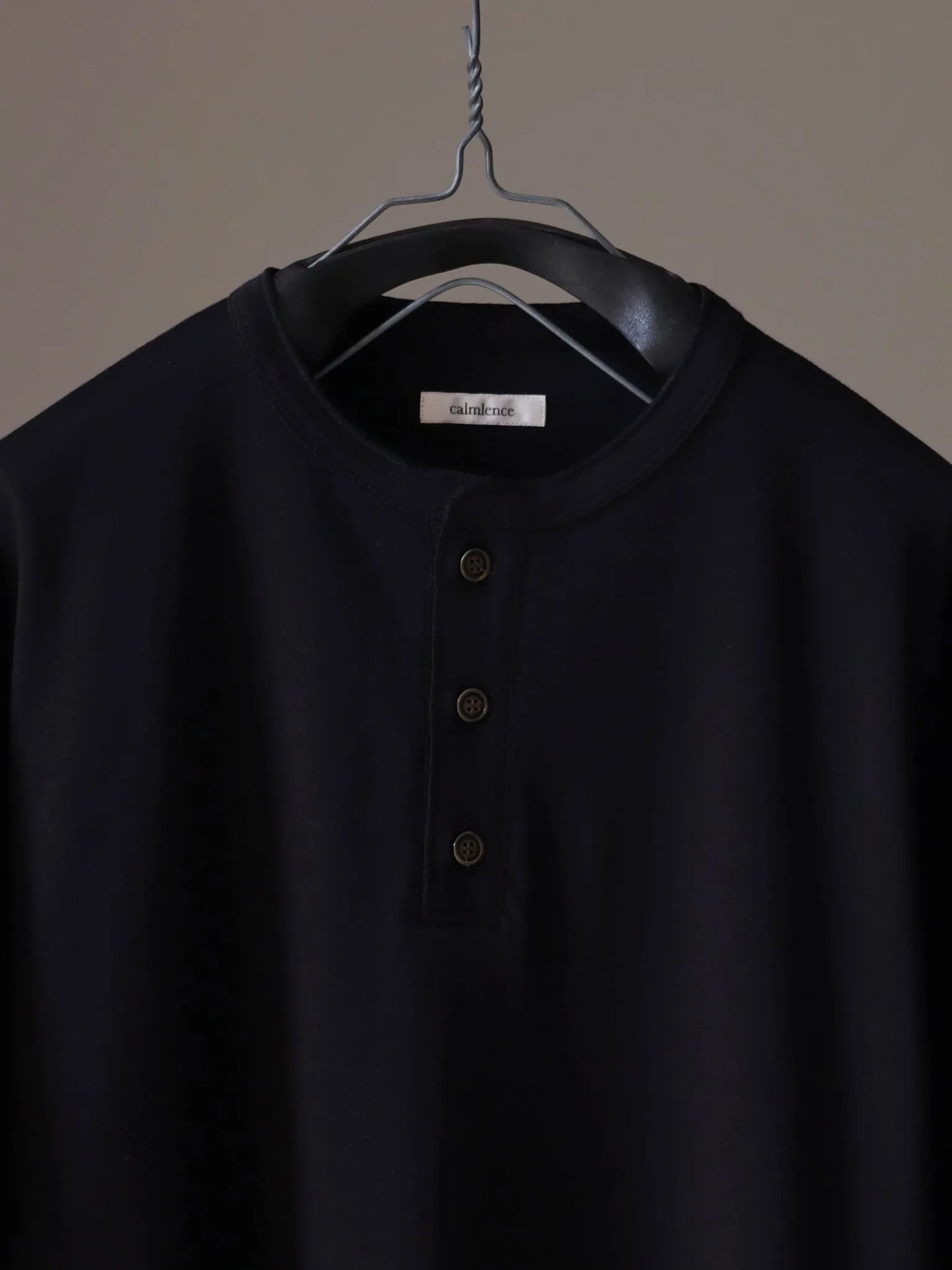 calmlence-henley-neck-t-shirt-blk-2