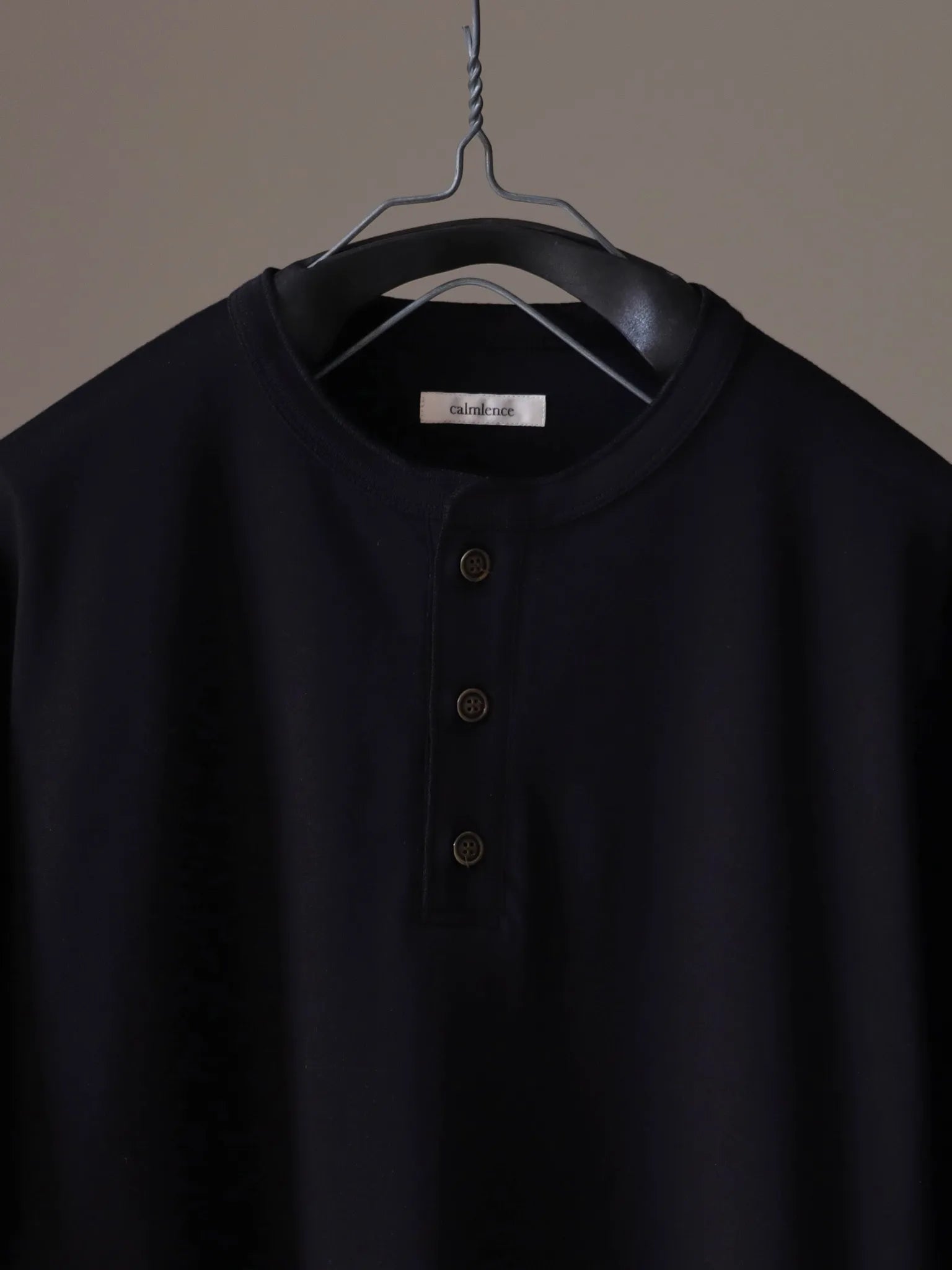 calmlence-henley-neck-t-shirt-blk-2