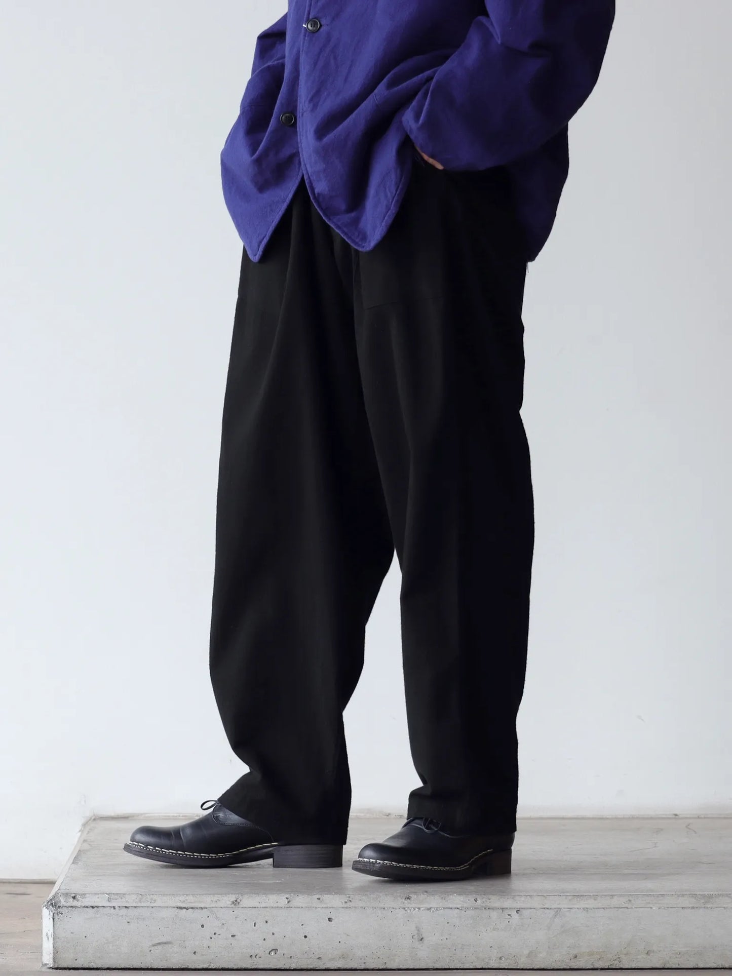 COMOLI | コットンネル テーパードパンツ BLACK