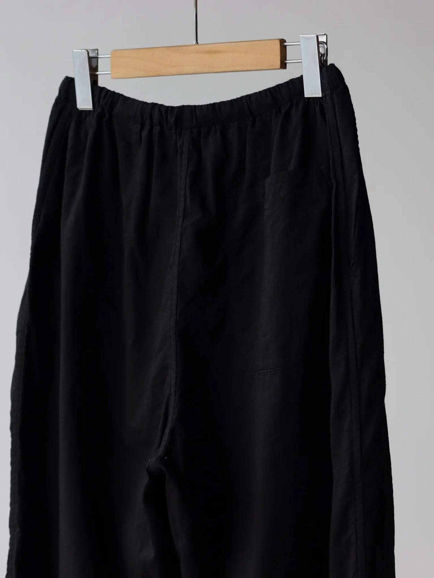 comoli-khadiコットン-ドローストリングパンツ-black-5