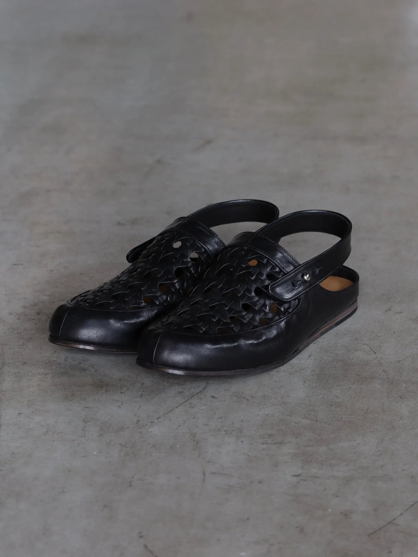 petrosolaum-cage-sandal-horse-membrane-black-1