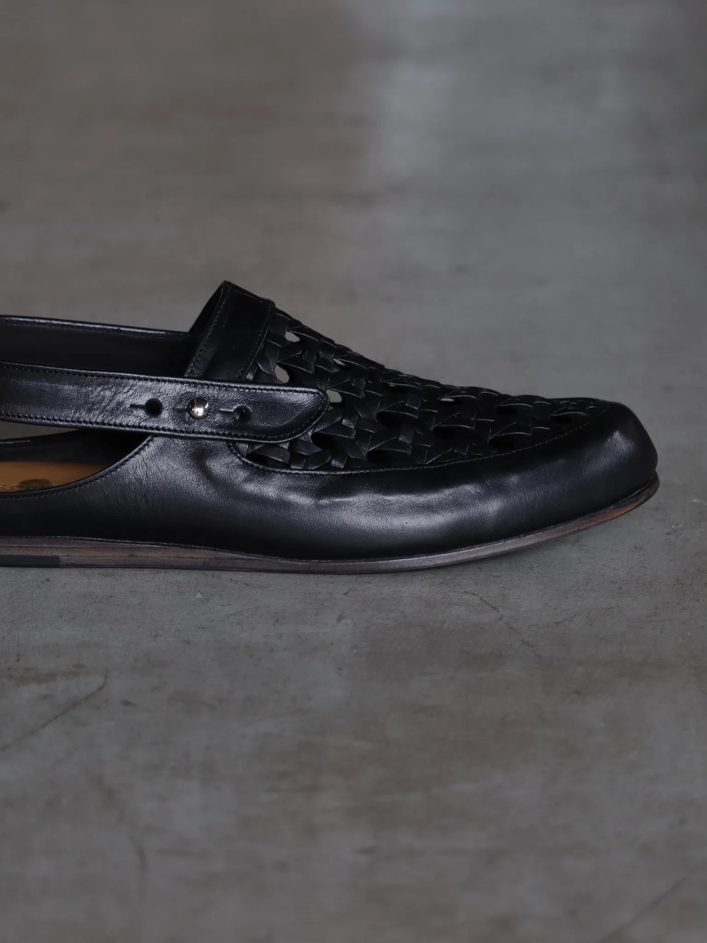 petrosolaum-cage-sandal-horse-membrane-black-2