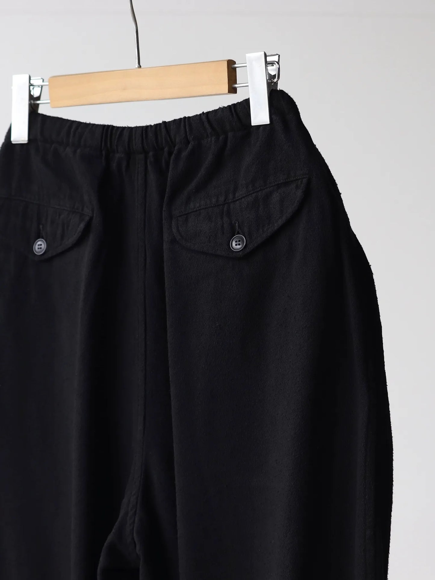 comoli-シルクネップ-ドローストリングパンツ-black-3