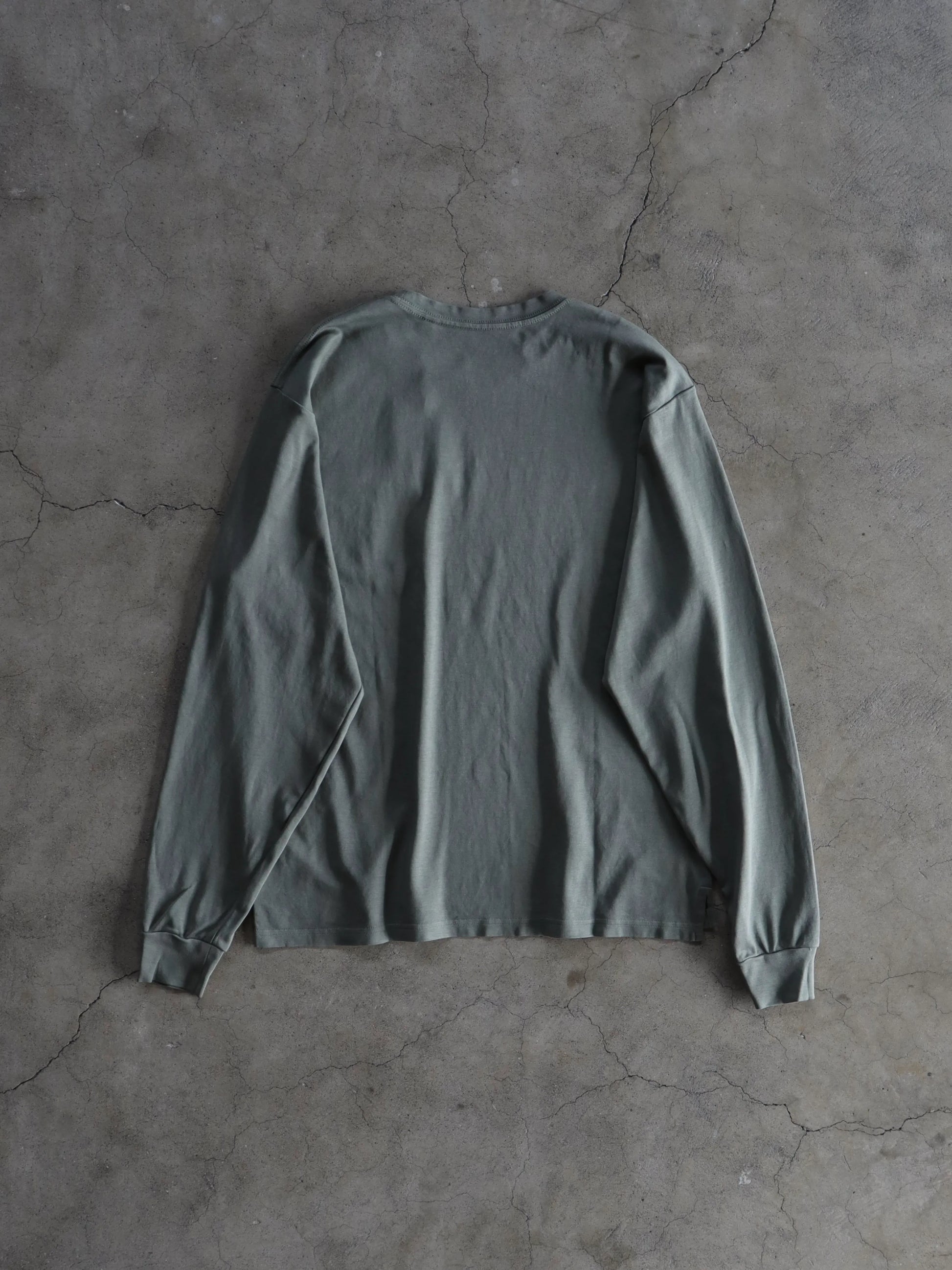 the-inoue-brothers-garment-dye-pocket-l-s-t-shirt-ash-green-2