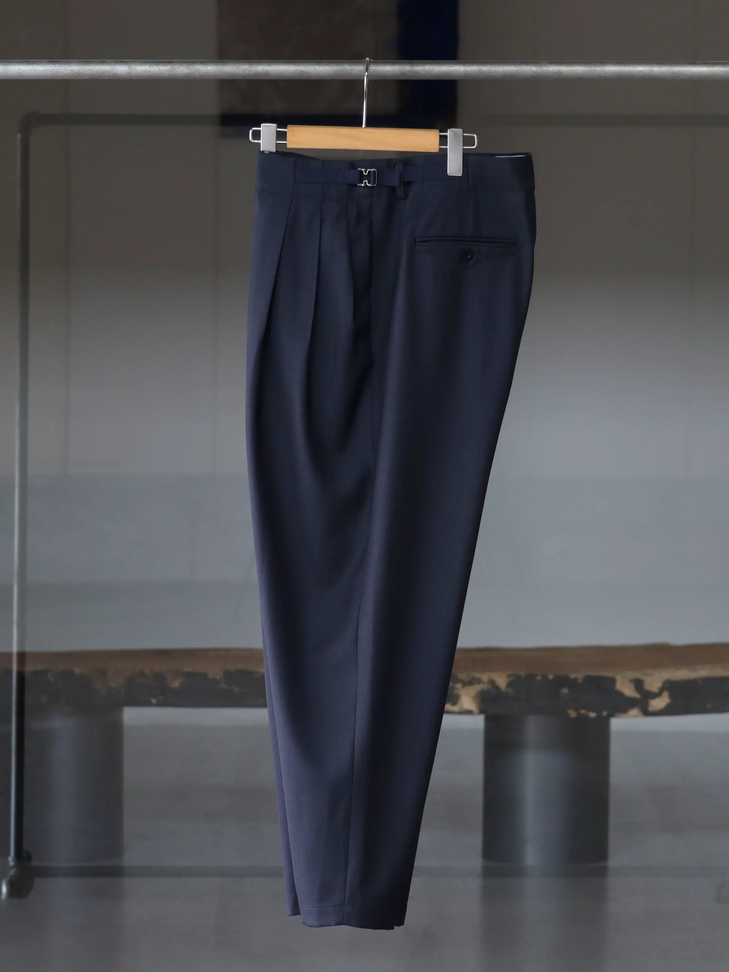 irenisa-three-tucks-tapered-pants-smoke-navy-3