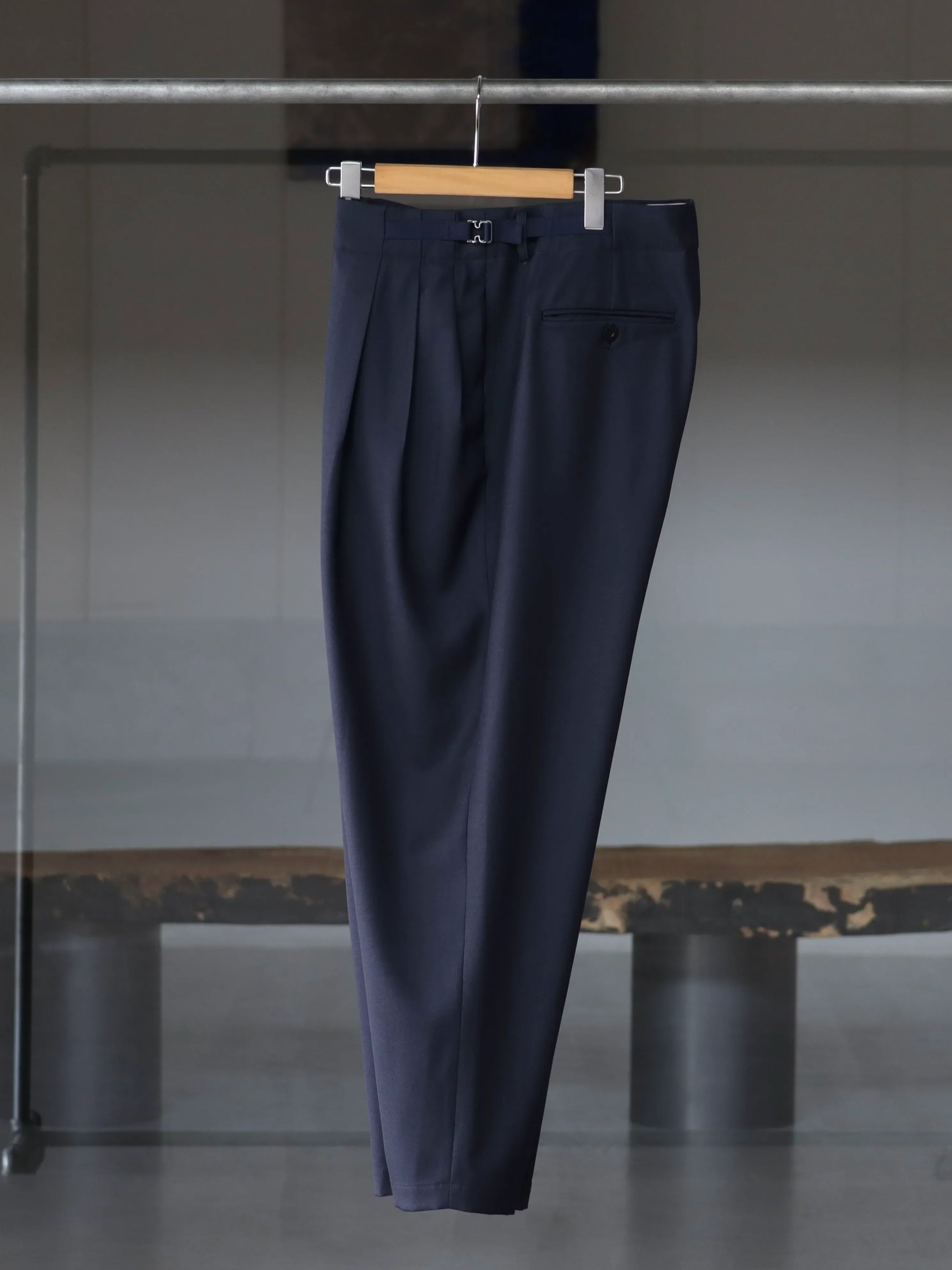 irenisa-three-tucks-tapered-pants-smoke-navy-3