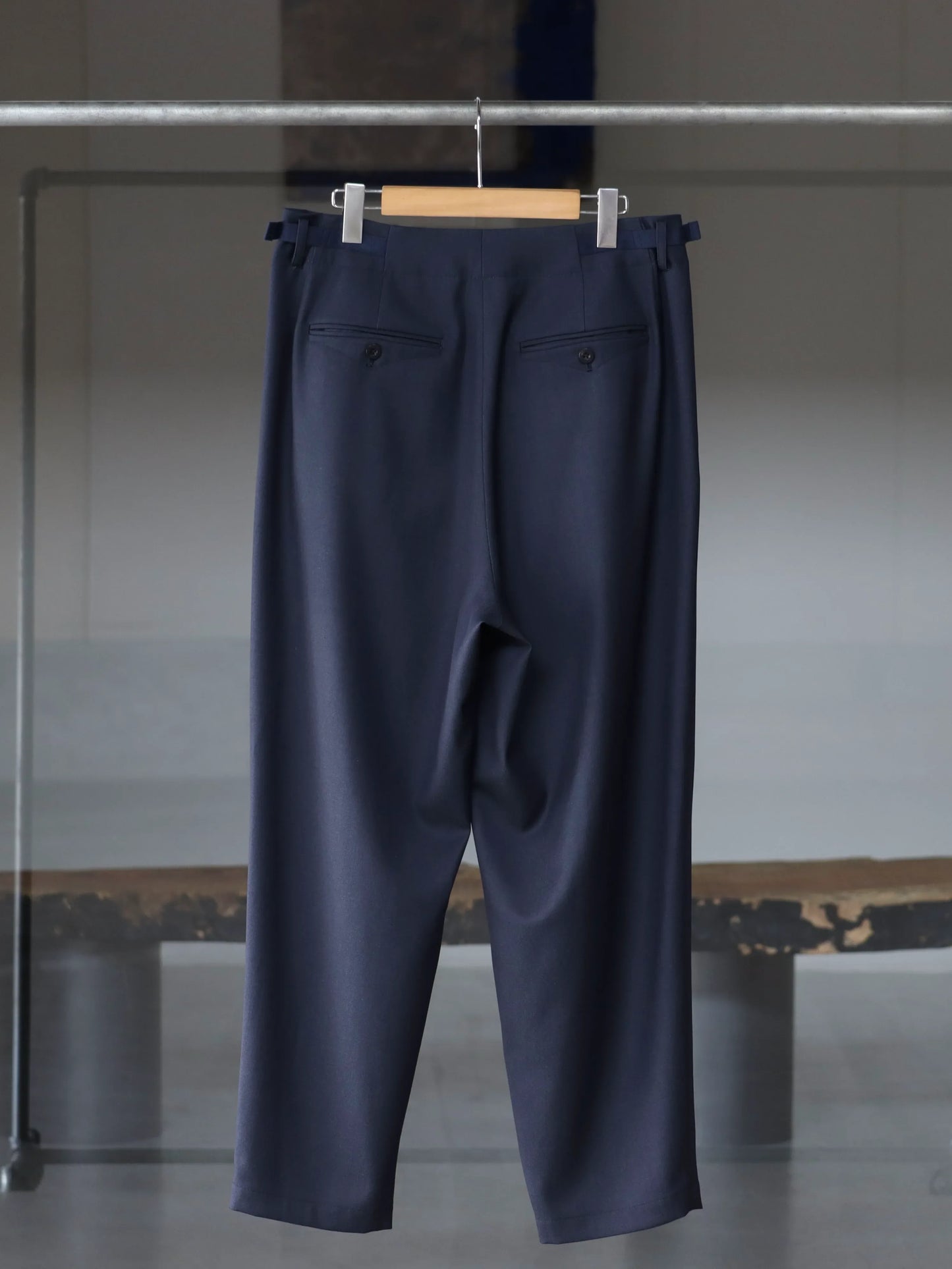 irenisa-three-tucks-tapered-pants-smoke-navy-2