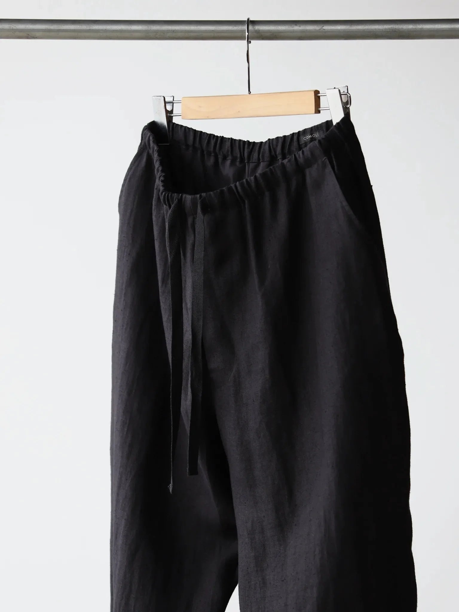 comoli-canapa-drawstring-pants-black-4