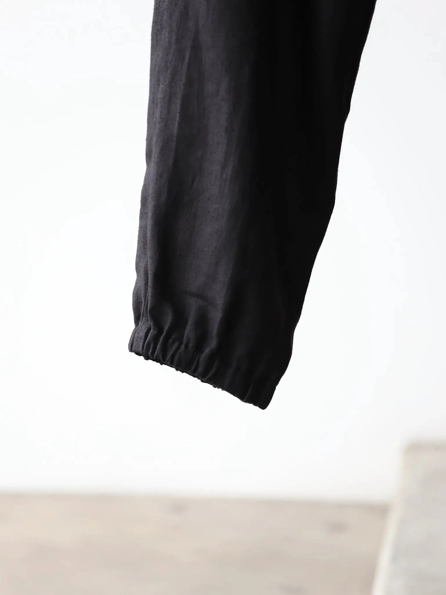 comoli-canapa-drawstring-pants-black-5