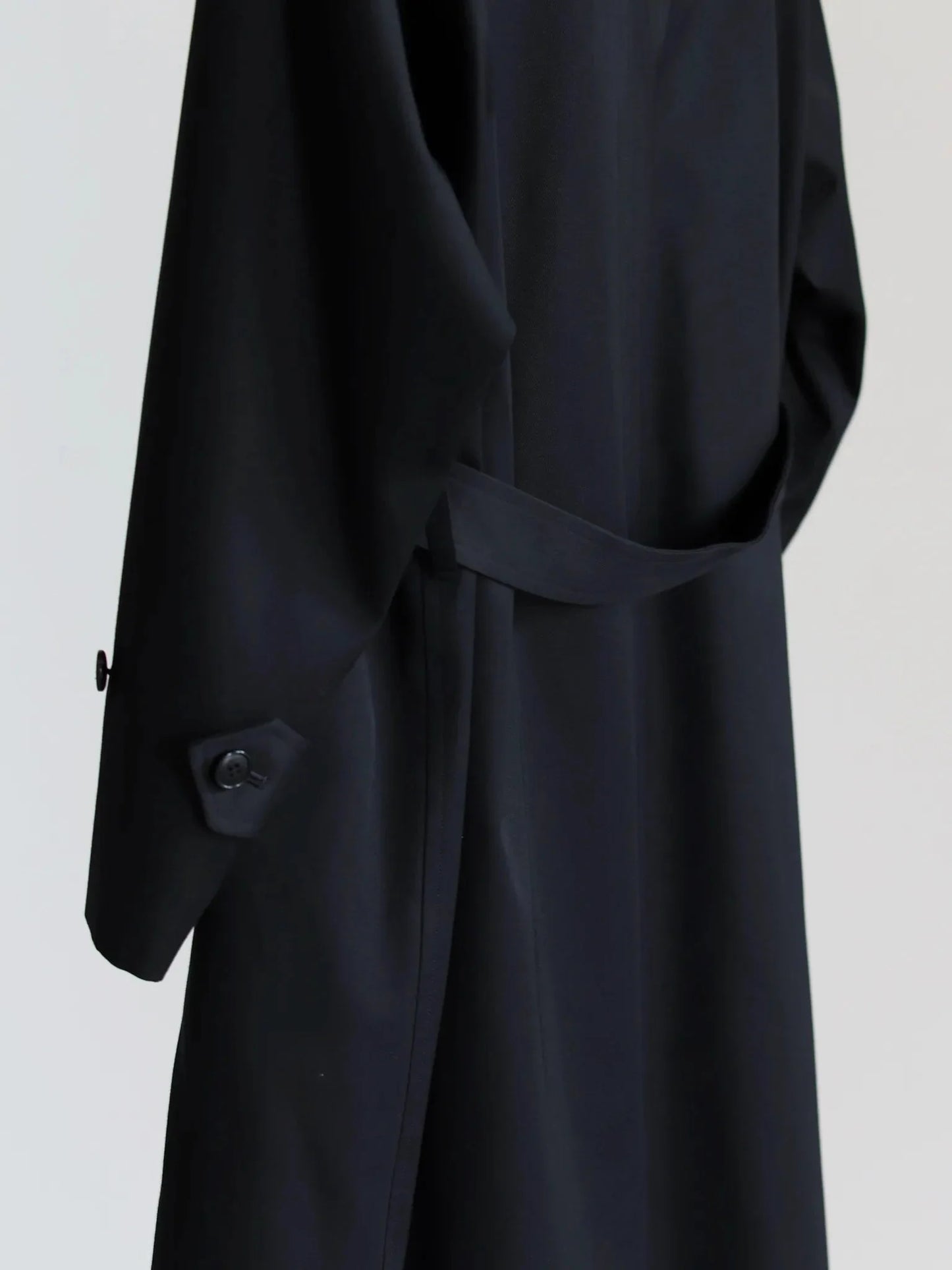 comoli-cotton-gabardine-tielocken-coat-black-8