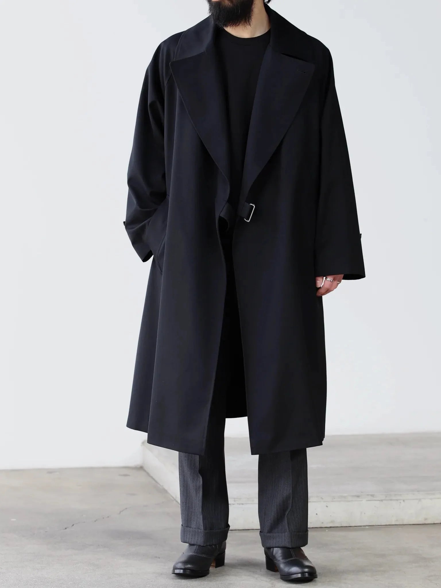 comoli-cotton-gabardine-tielocken-coat-black-1