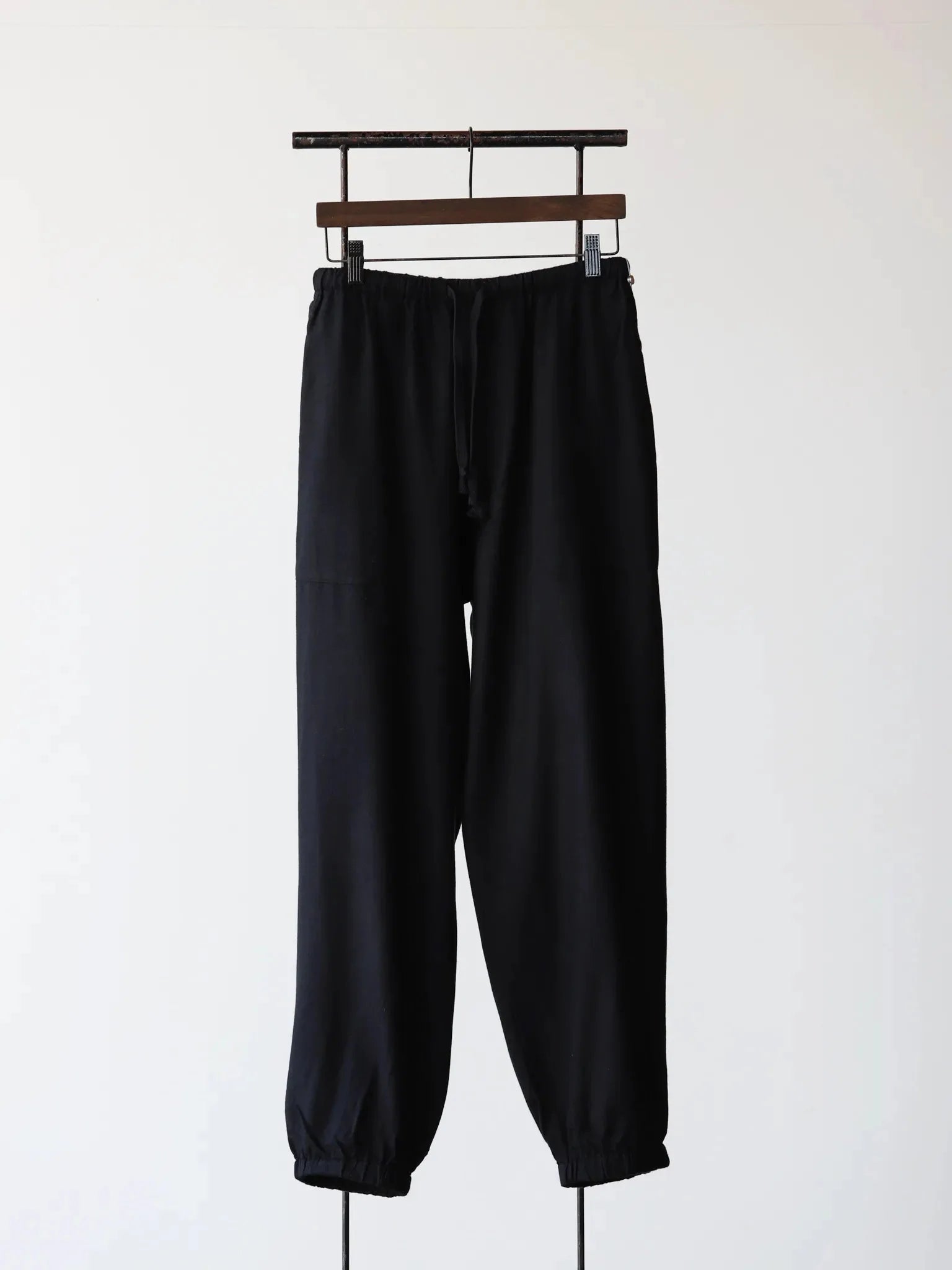 comoli-silk-flannel-drawstring-pant-navy-1