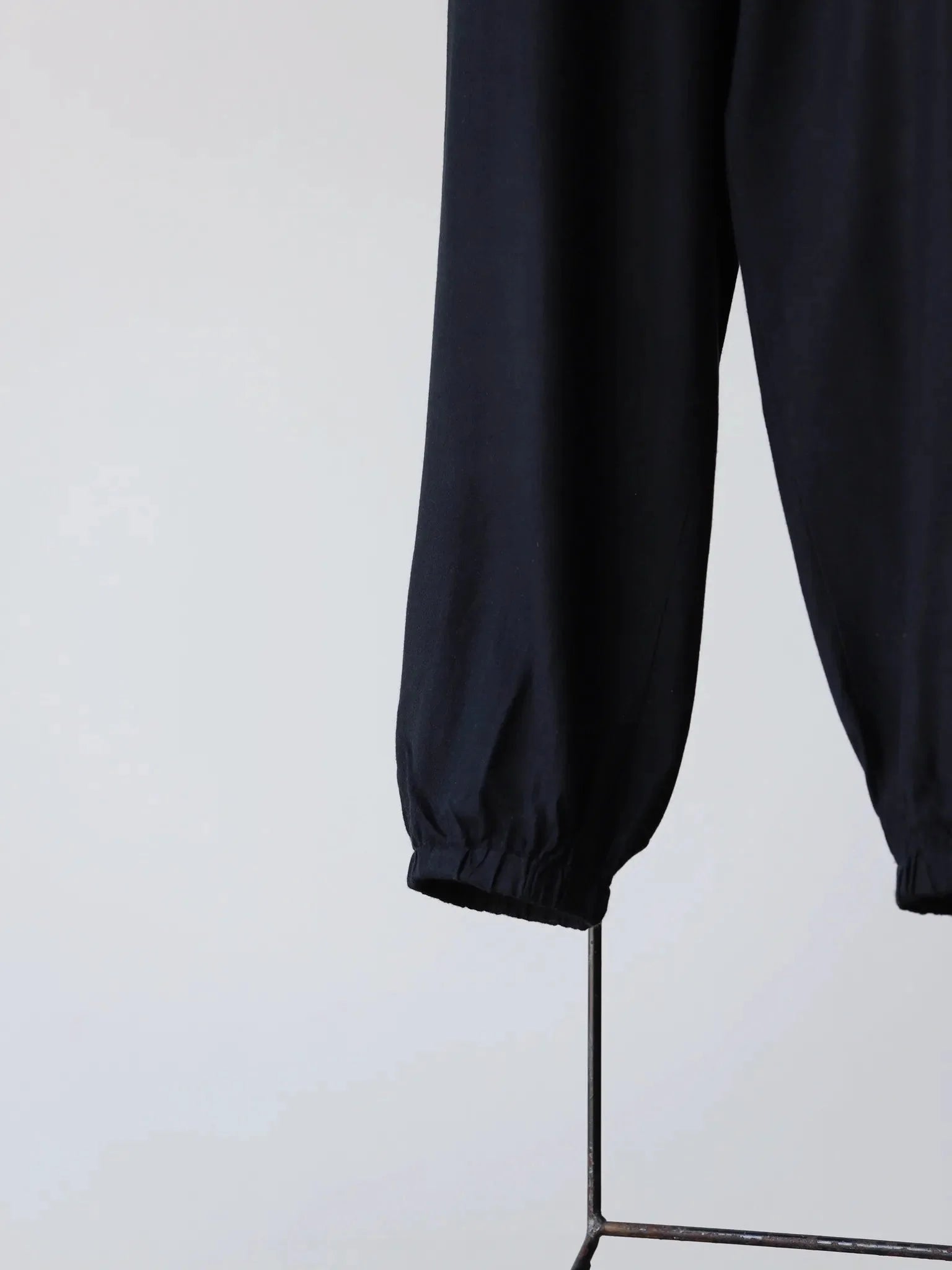 comoli-silk-flannel-drawstring-pant-navy-5