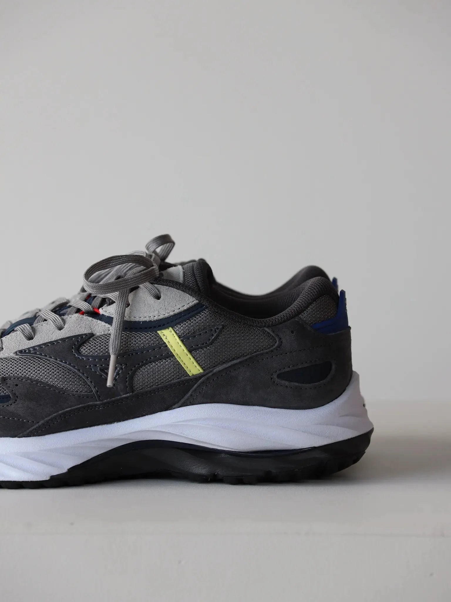 graphpaper-mizuno-waverider-beta-for-gp-gray-wall-6