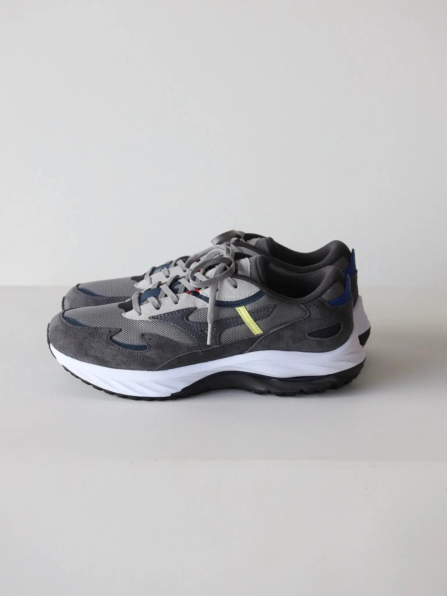 graphpaper-mizuno-waverider-beta-for-gp-gray-wall-3