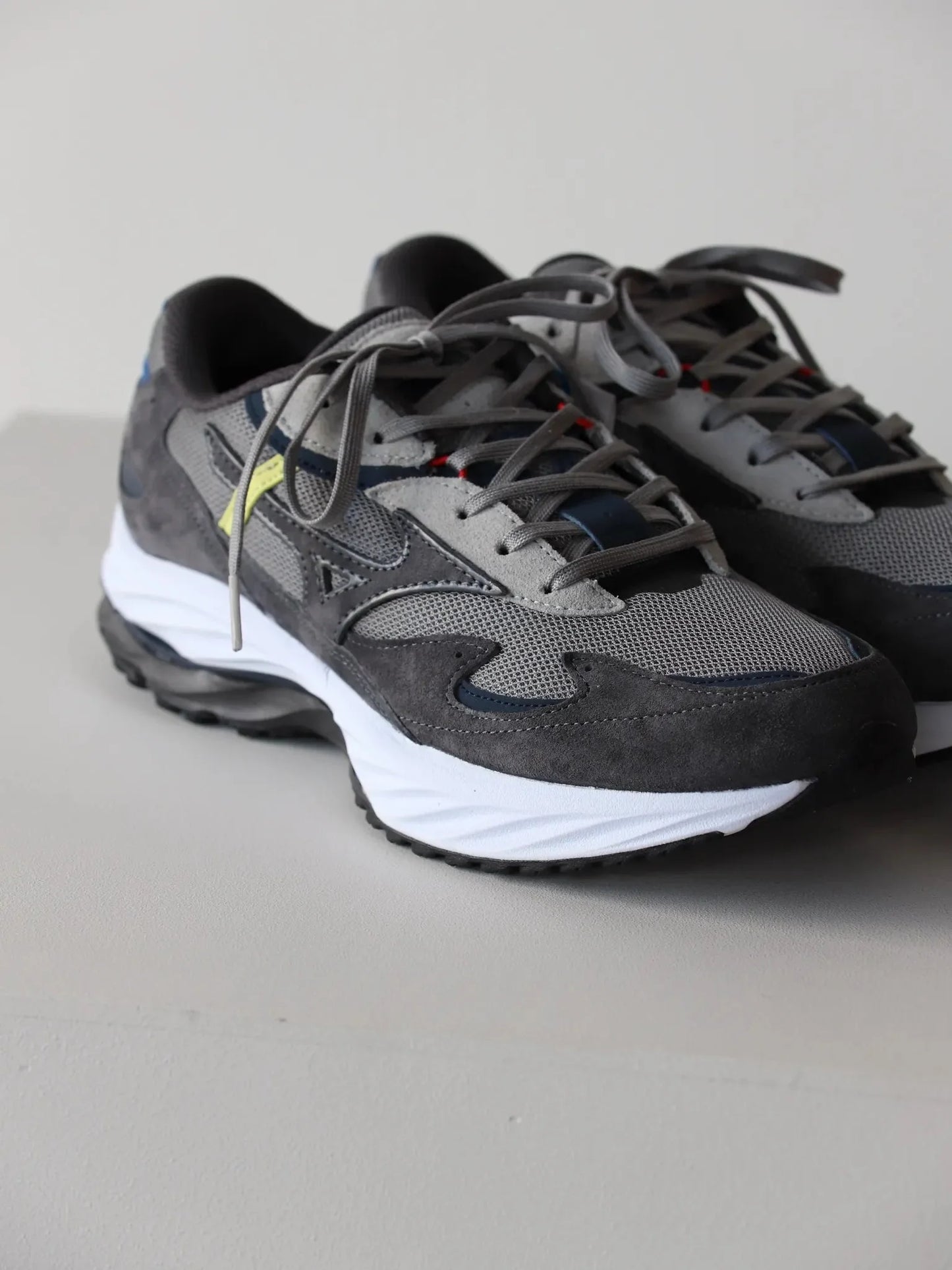 graphpaper-mizuno-waverider-beta-for-gp-gray-wall-7