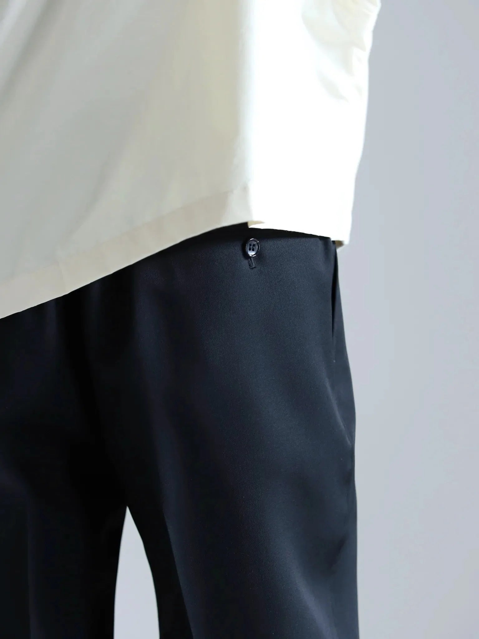 graphpaper-scale-off-wool-tapered-slacks-black-1-6