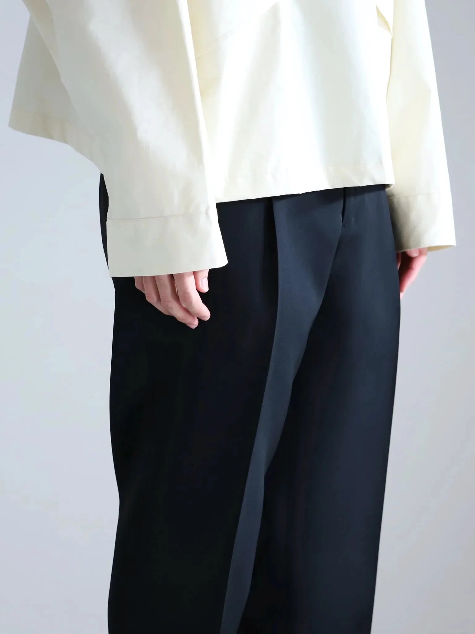 graphpaper-scale-off-wool-tapered-slacks-black-1-2