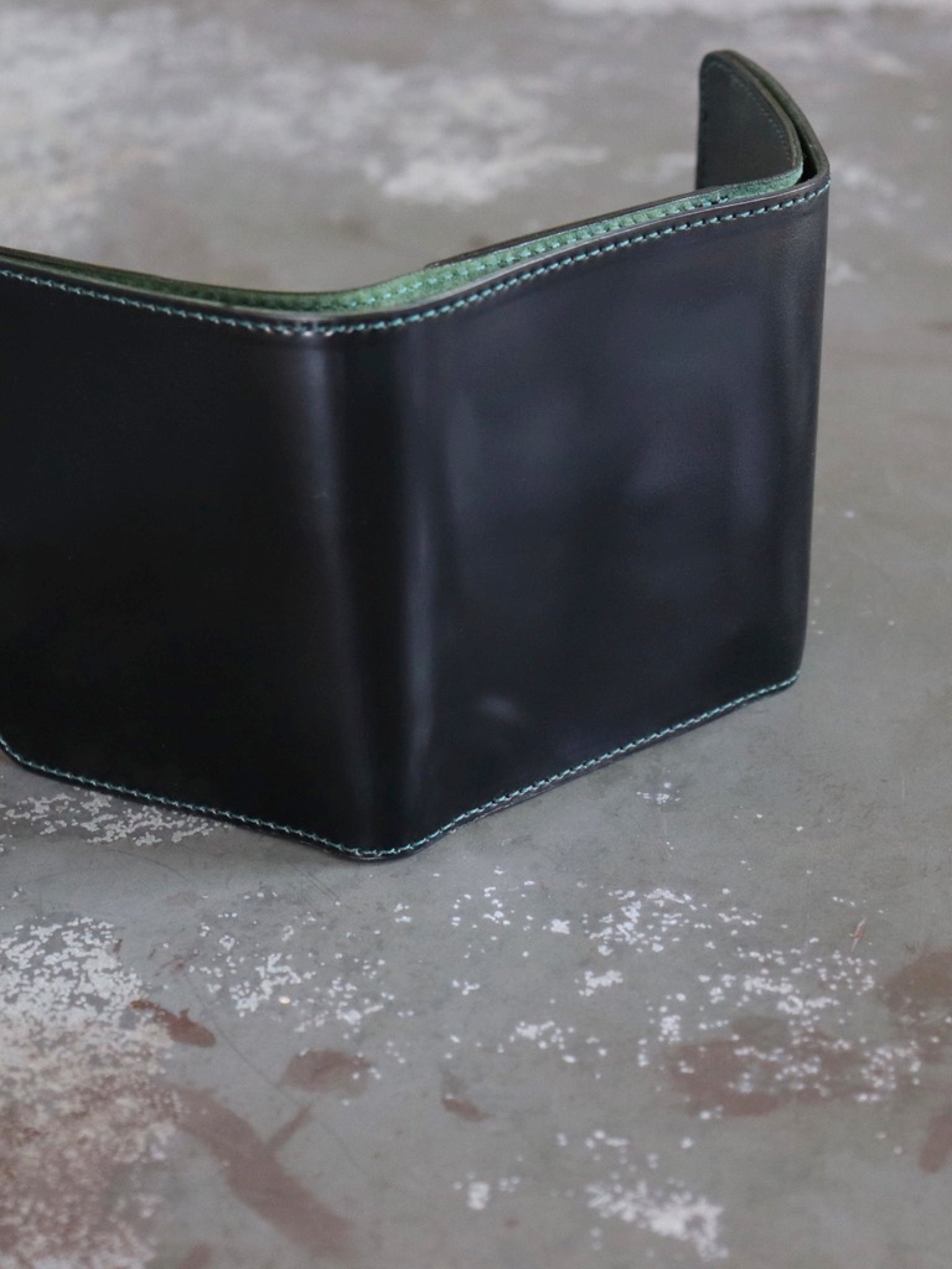 petrosolaum-casanovaandco-mountain-fold-wallet-dark-green-black-3