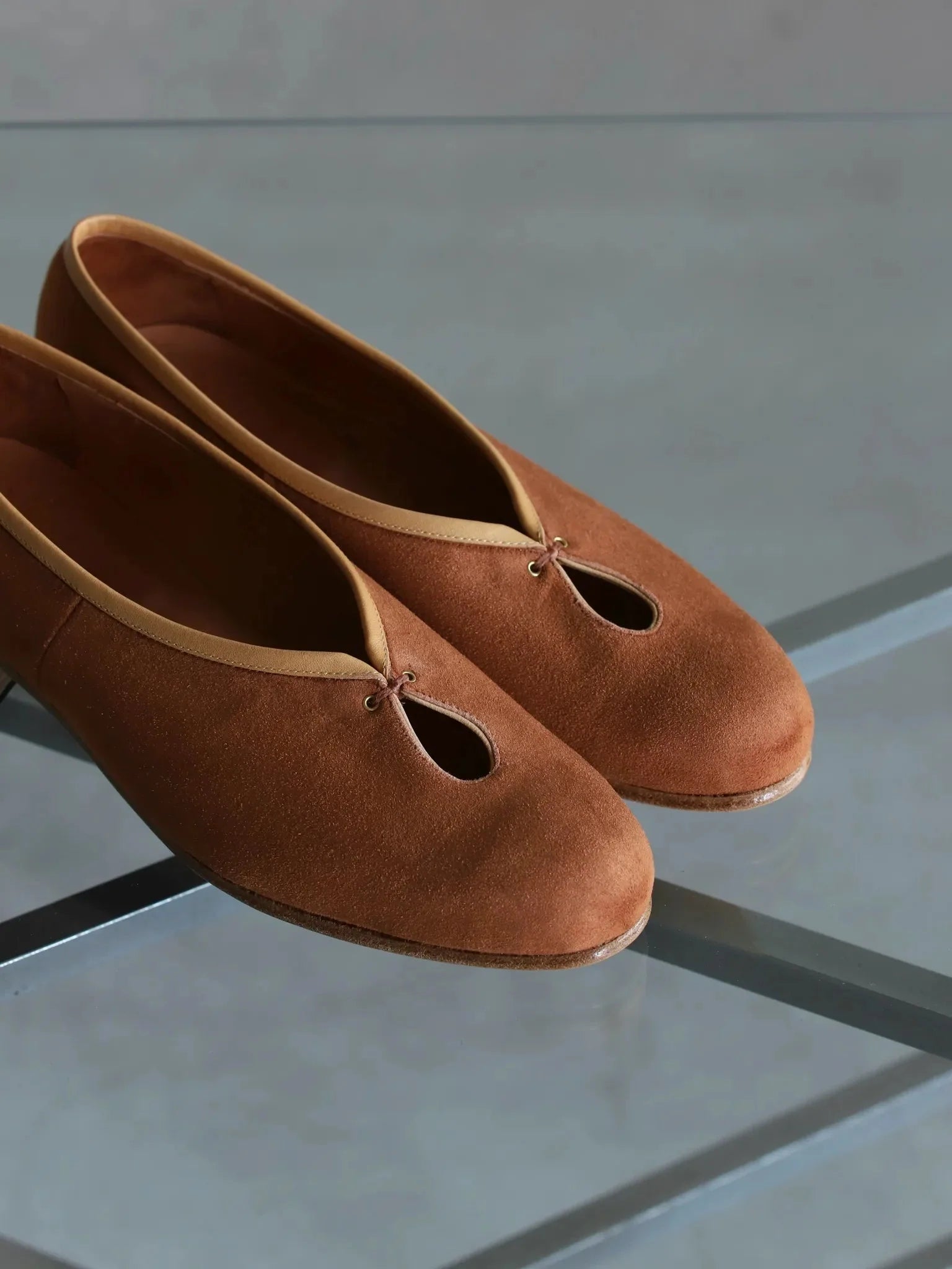 post-production-tear-pumps-suede-summer-cognac-6