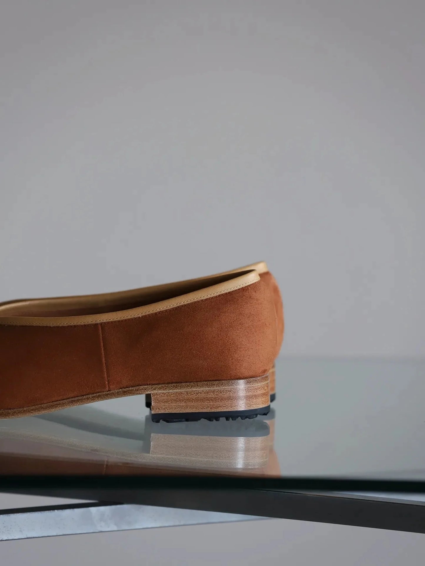 post-production-tear-pumps-suede-summer-cognac-9