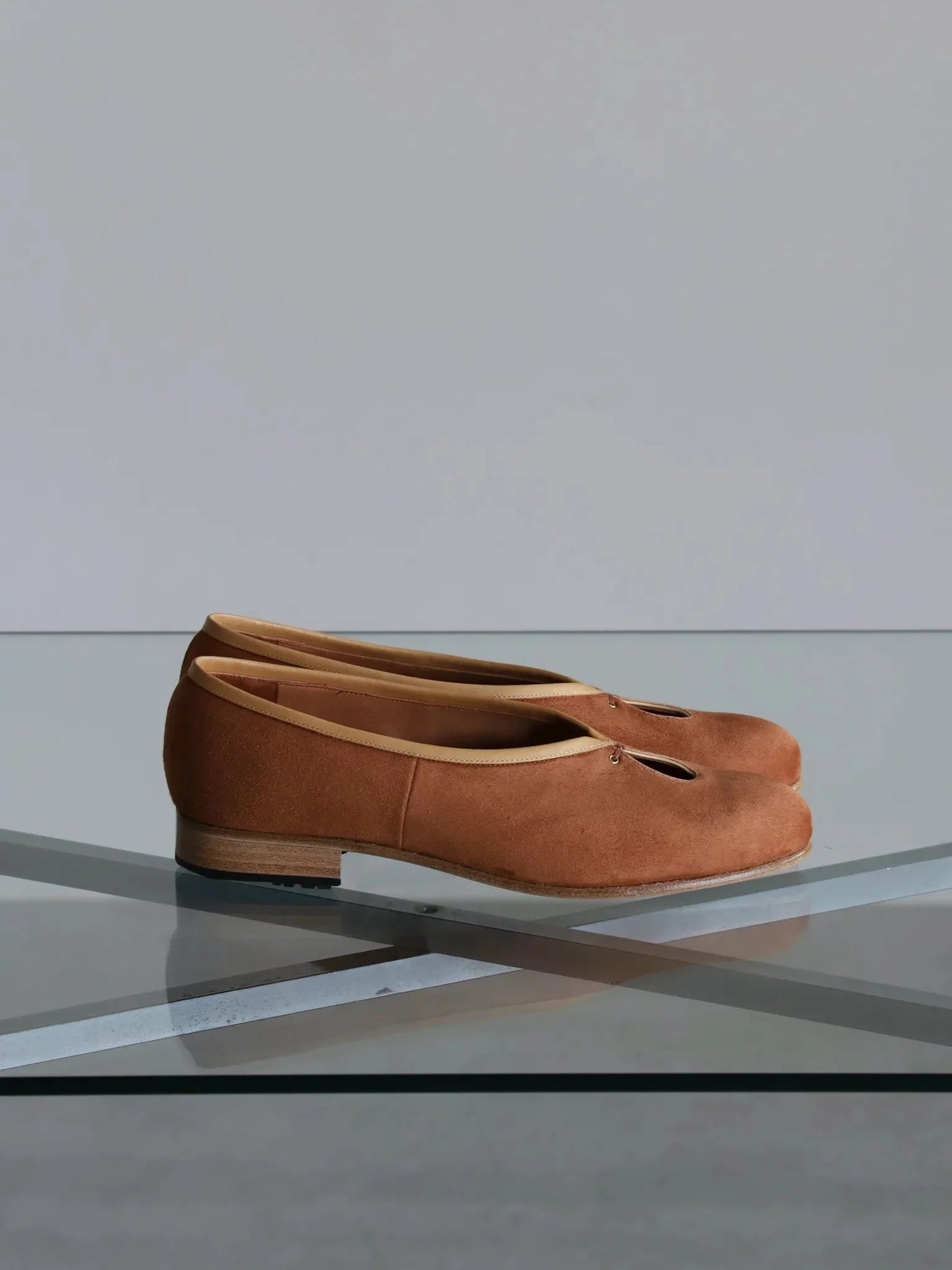 post-production-tear-pumps-suede-summer-cognac-3