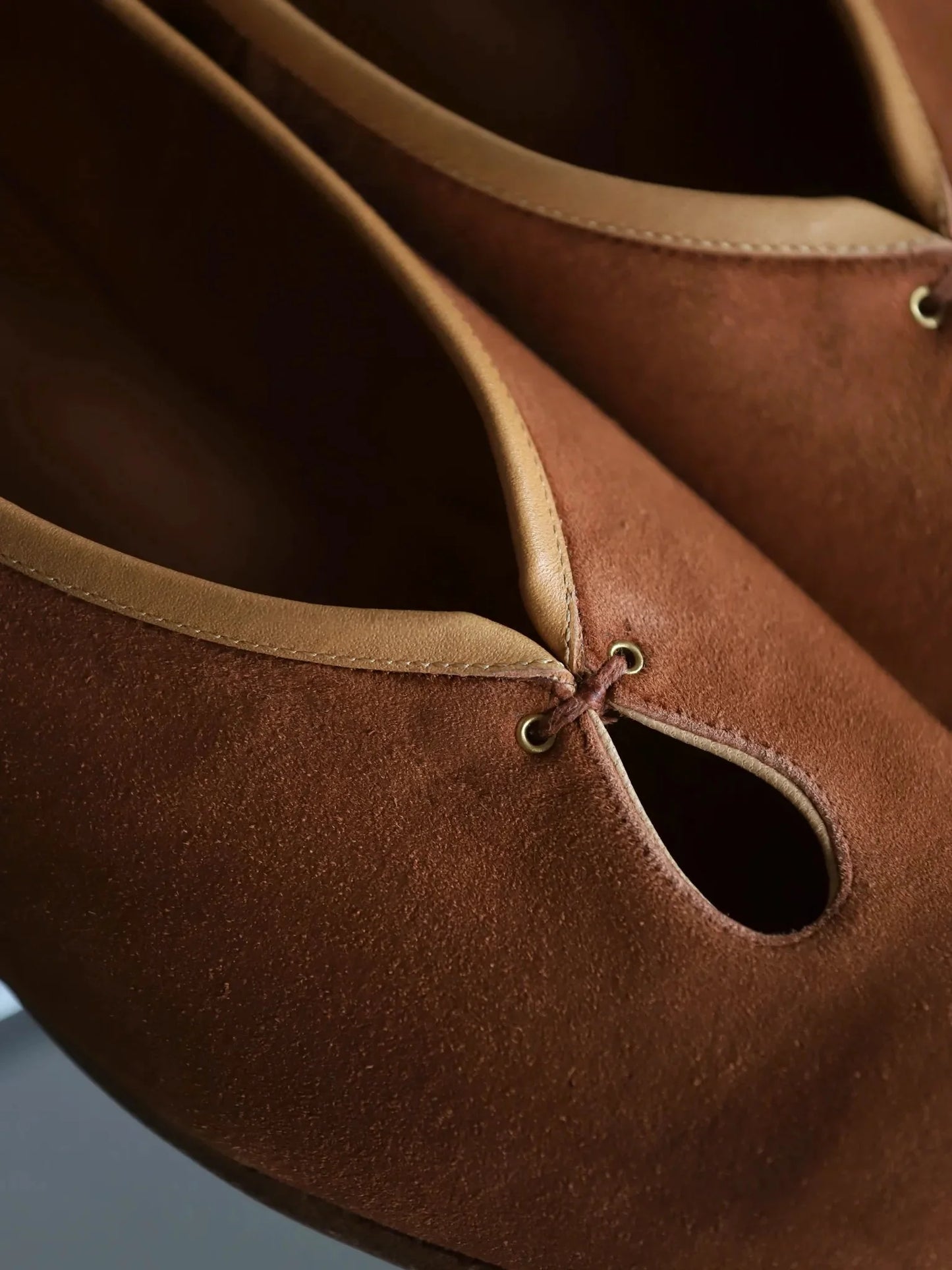 post-production-tear-pumps-suede-summer-cognac-5