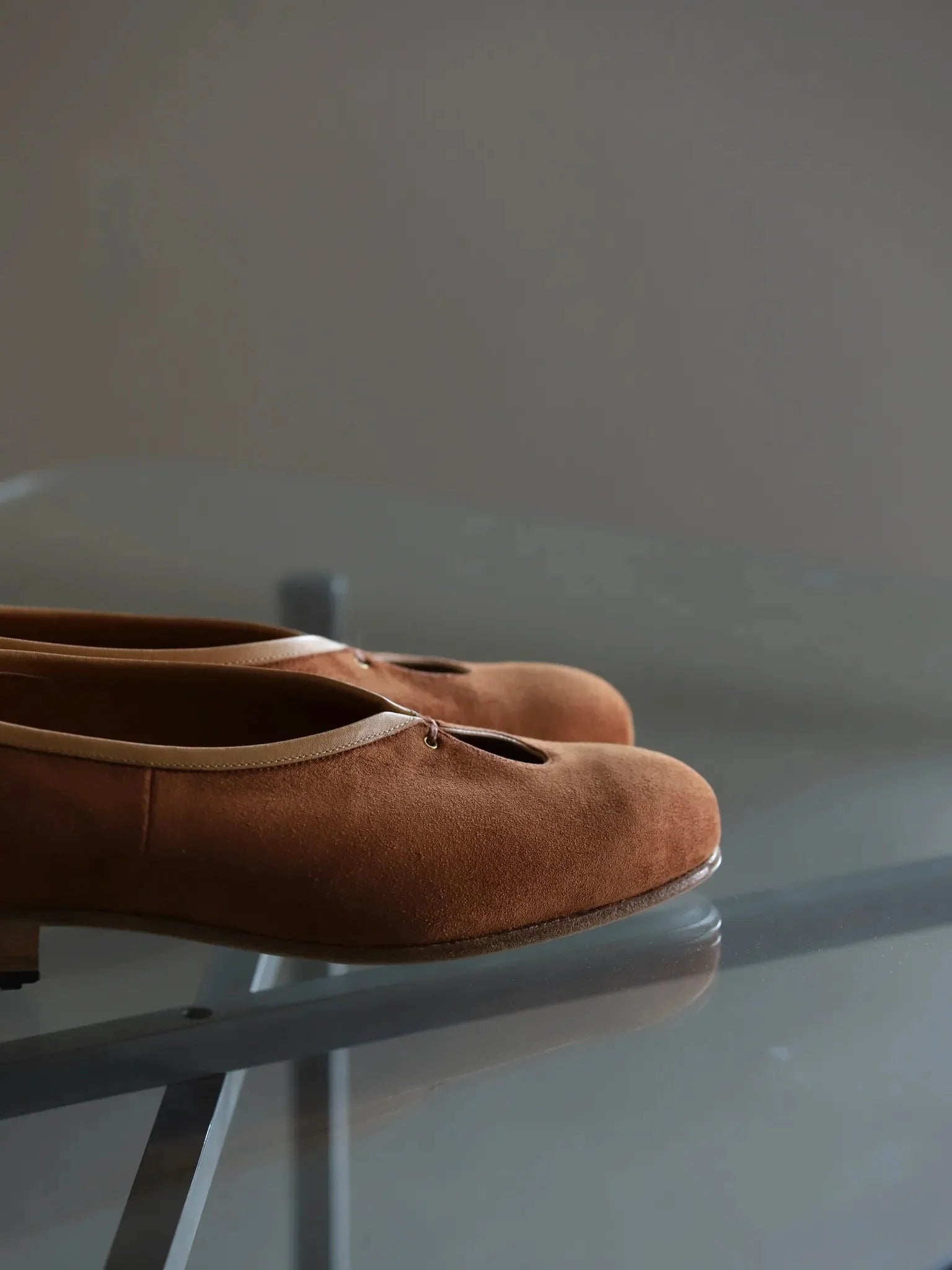 post-production-tear-pumps-suede-summer-cognac-7