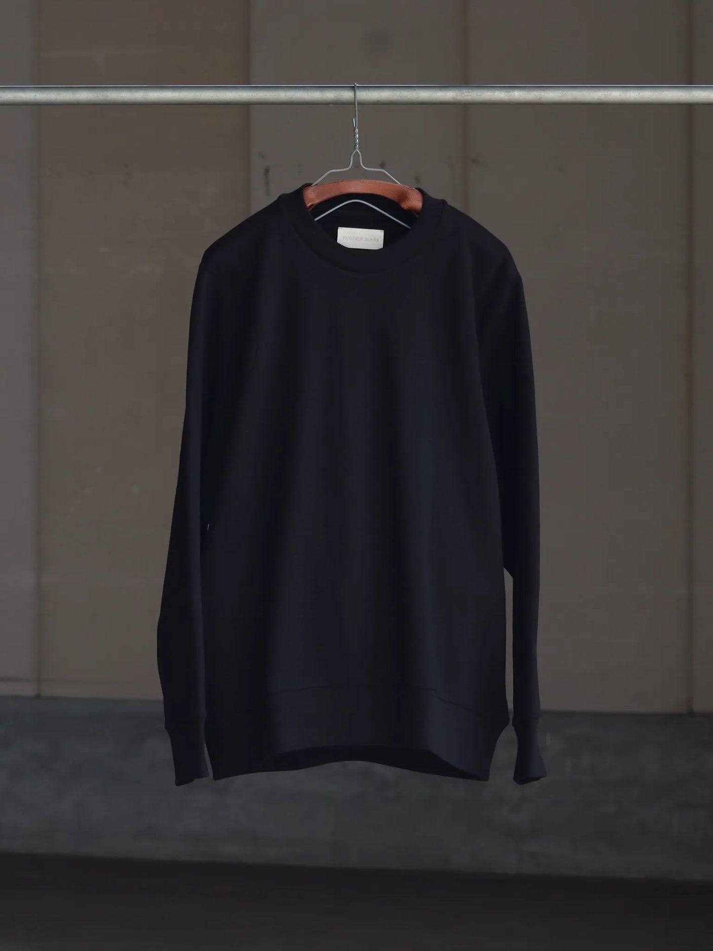 WONDER ROOM | "FRIEND" Crewneck Sweat Shirt black