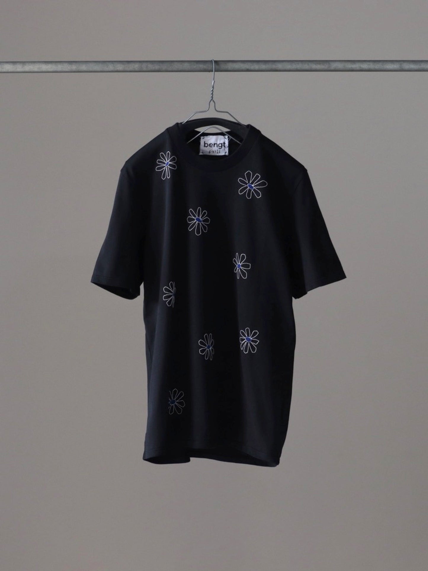 bengt-paris-tshirt-daisies-black-1