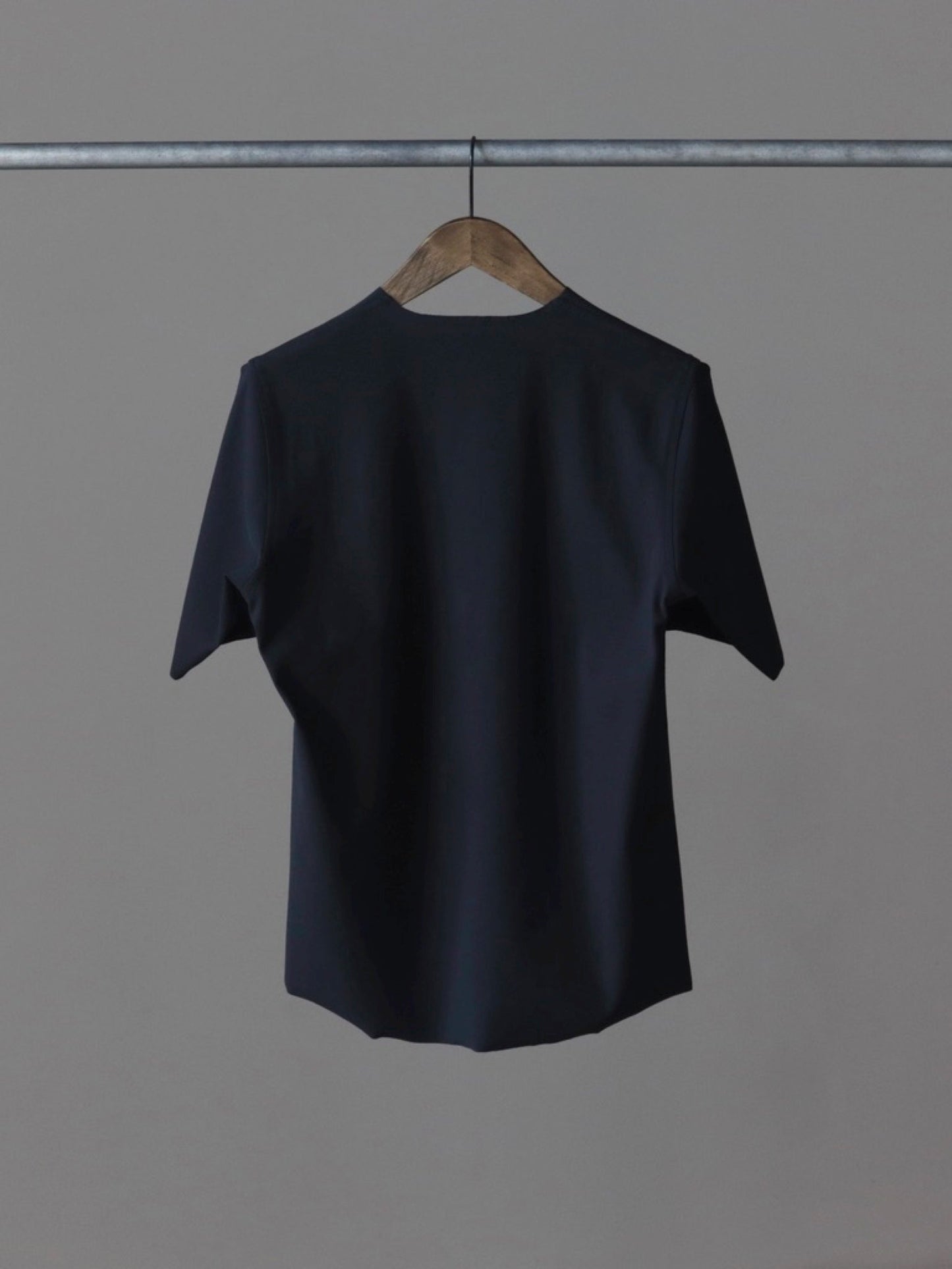 山内-強撚フリーカットポンチ-ショートスリーブtシャツ-charcoal-navy-3