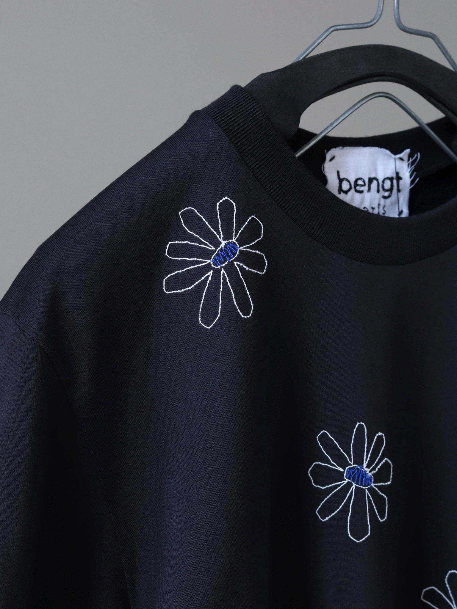 bengt-paris-tshirt-daisies-black-3