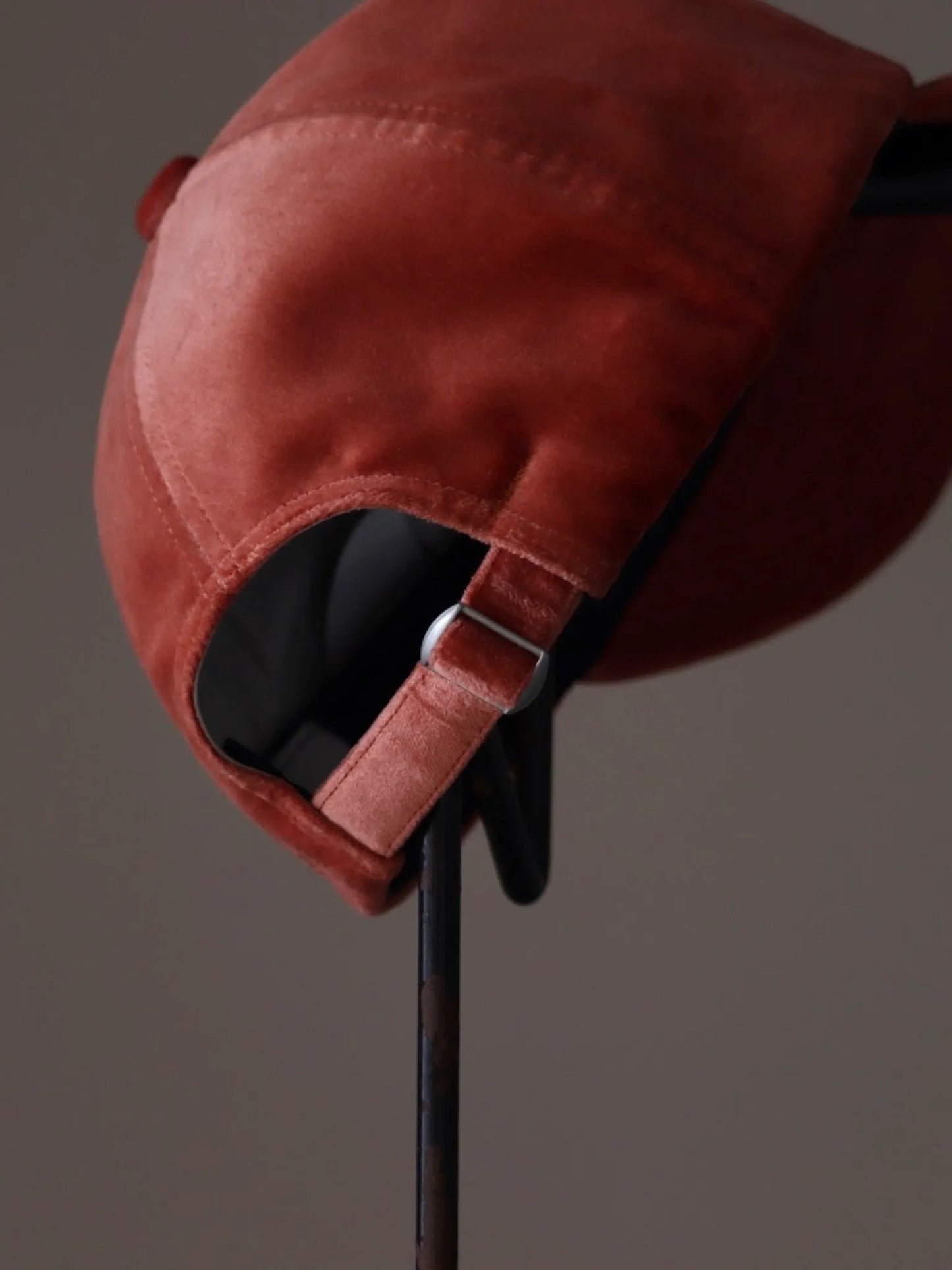 SARTO | VELVET CAP WITH SILVER BUTTON SALMON