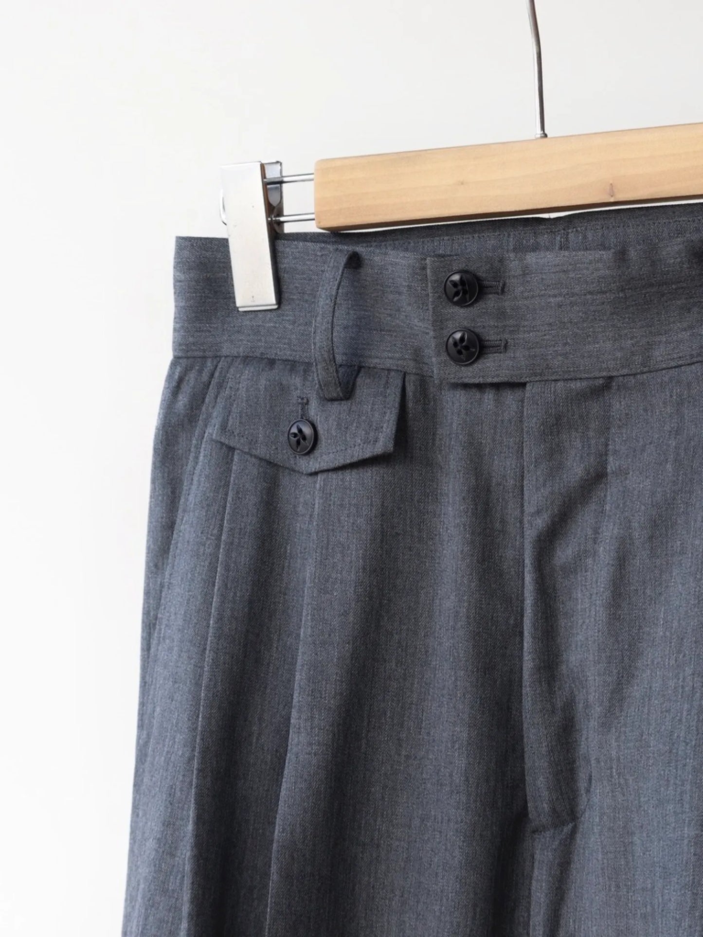 KAKAN | PLEATED WIDE TROUSERS GRAY