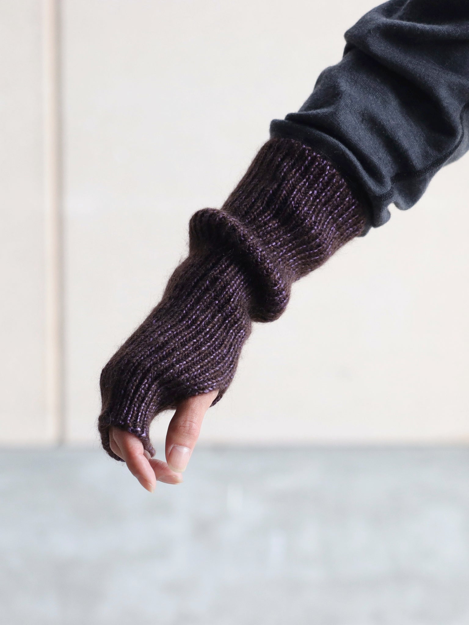 mother-hand-artisan-arm-warmer-casanova-brown-4