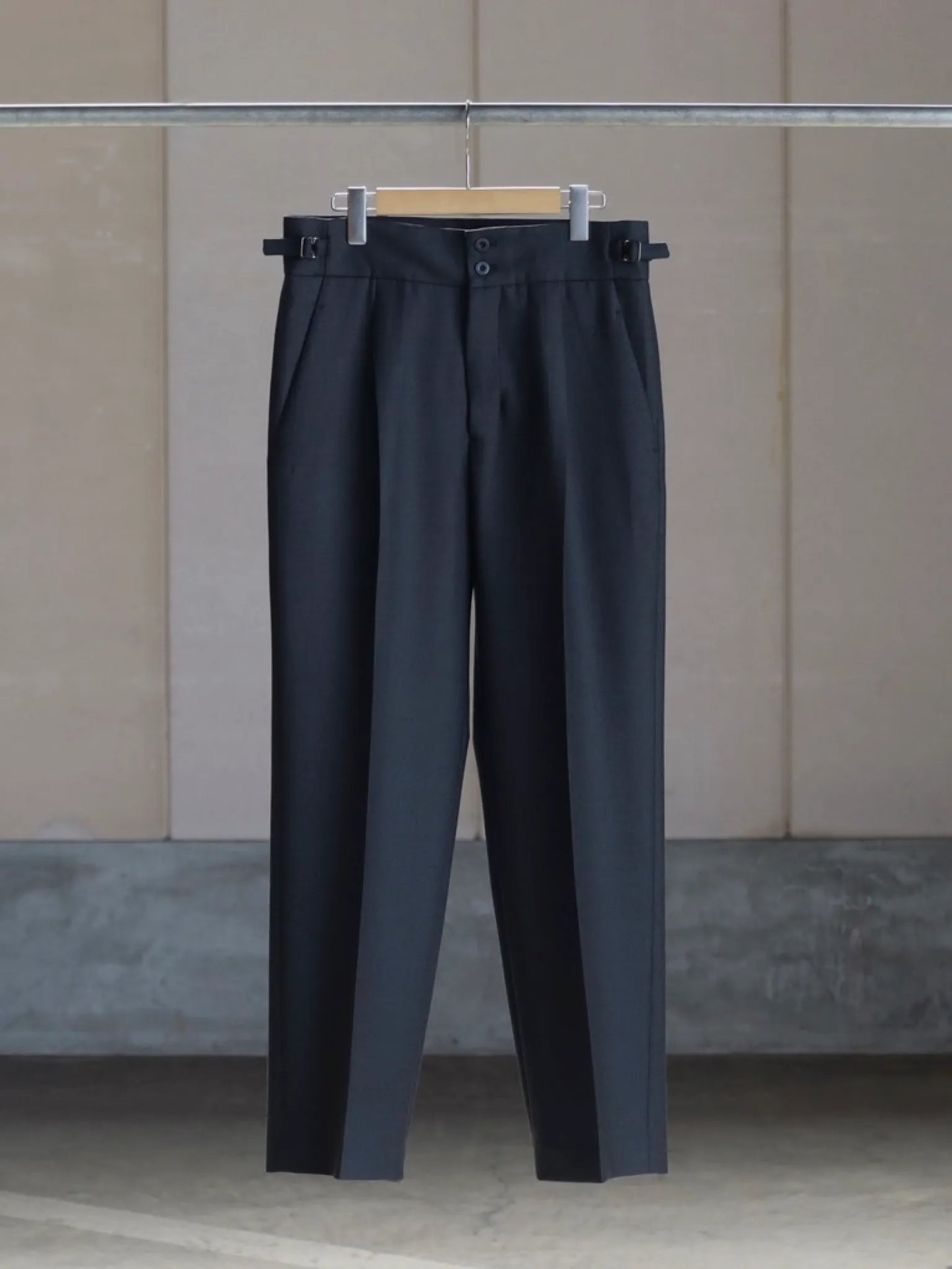 ONE TUCK STRAIGHT TROUSERS SMOKE GRAY