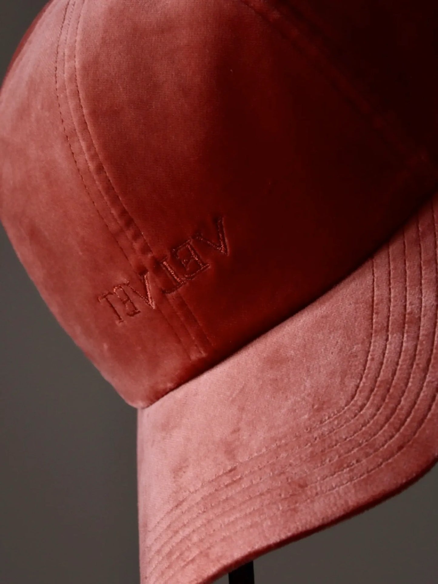 SARTO | VELVET CAP WITH SILVER BUTTON SALMON