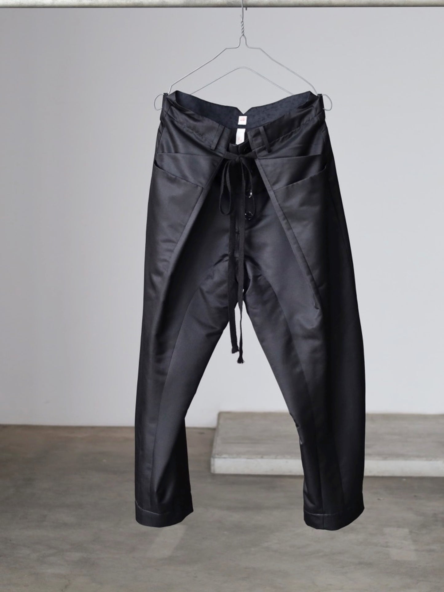 seventyfive | Tapered Trousers with Beltloop Raven