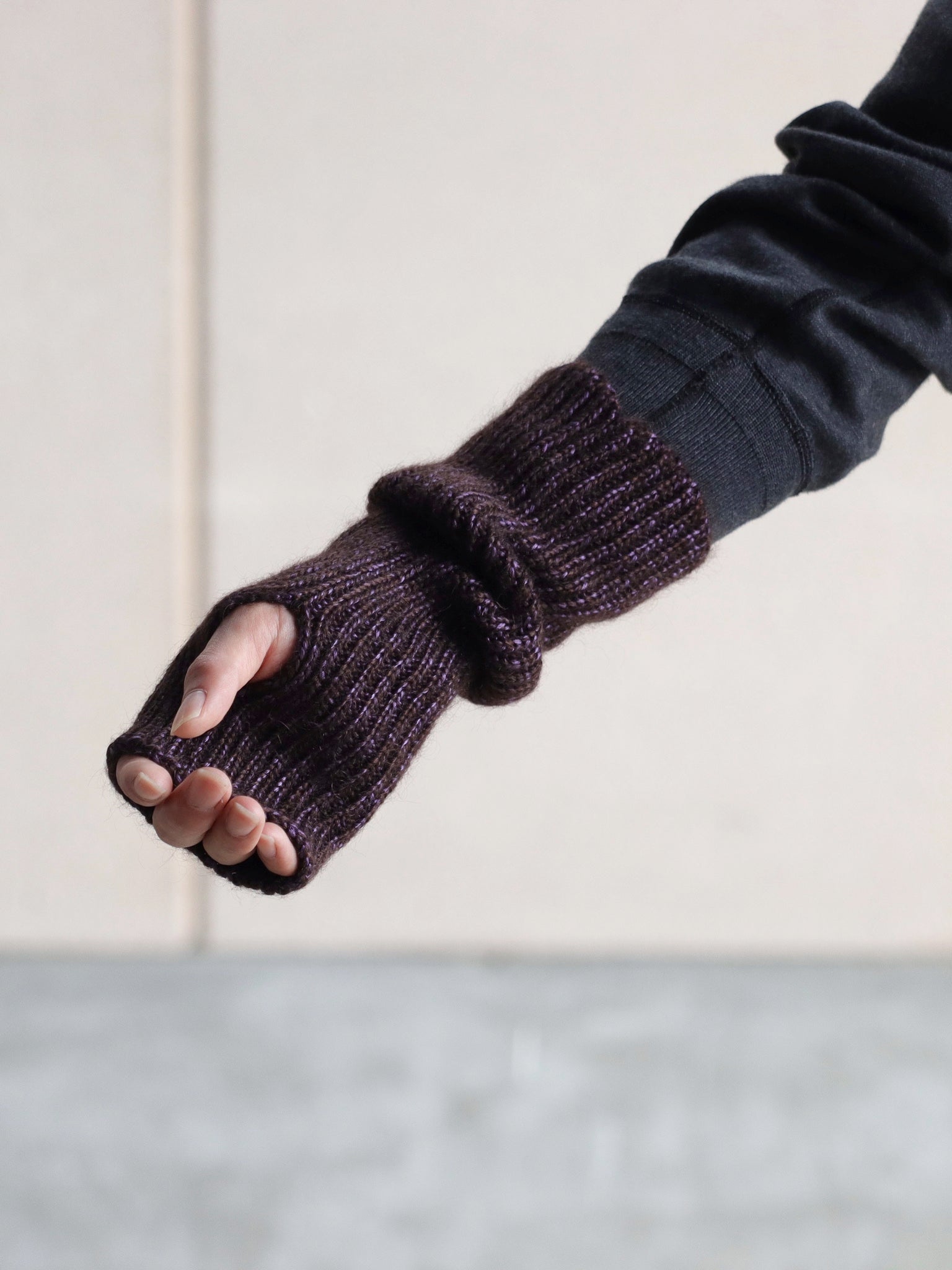 mother-hand-artisan-arm-warmer-casanova-brown-3