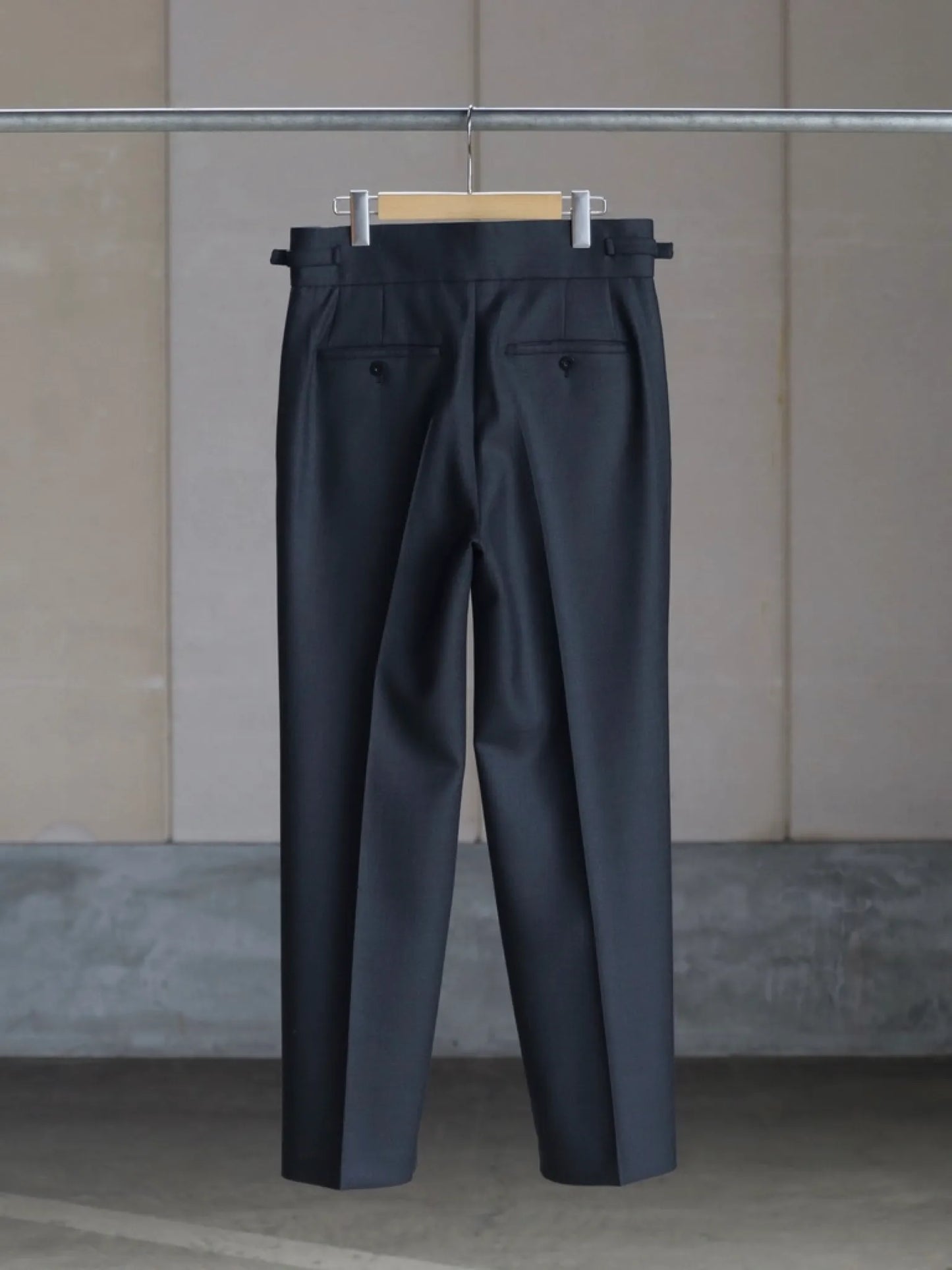 ONE TUCK STRAIGHT TROUSERS SMOKE GRAY