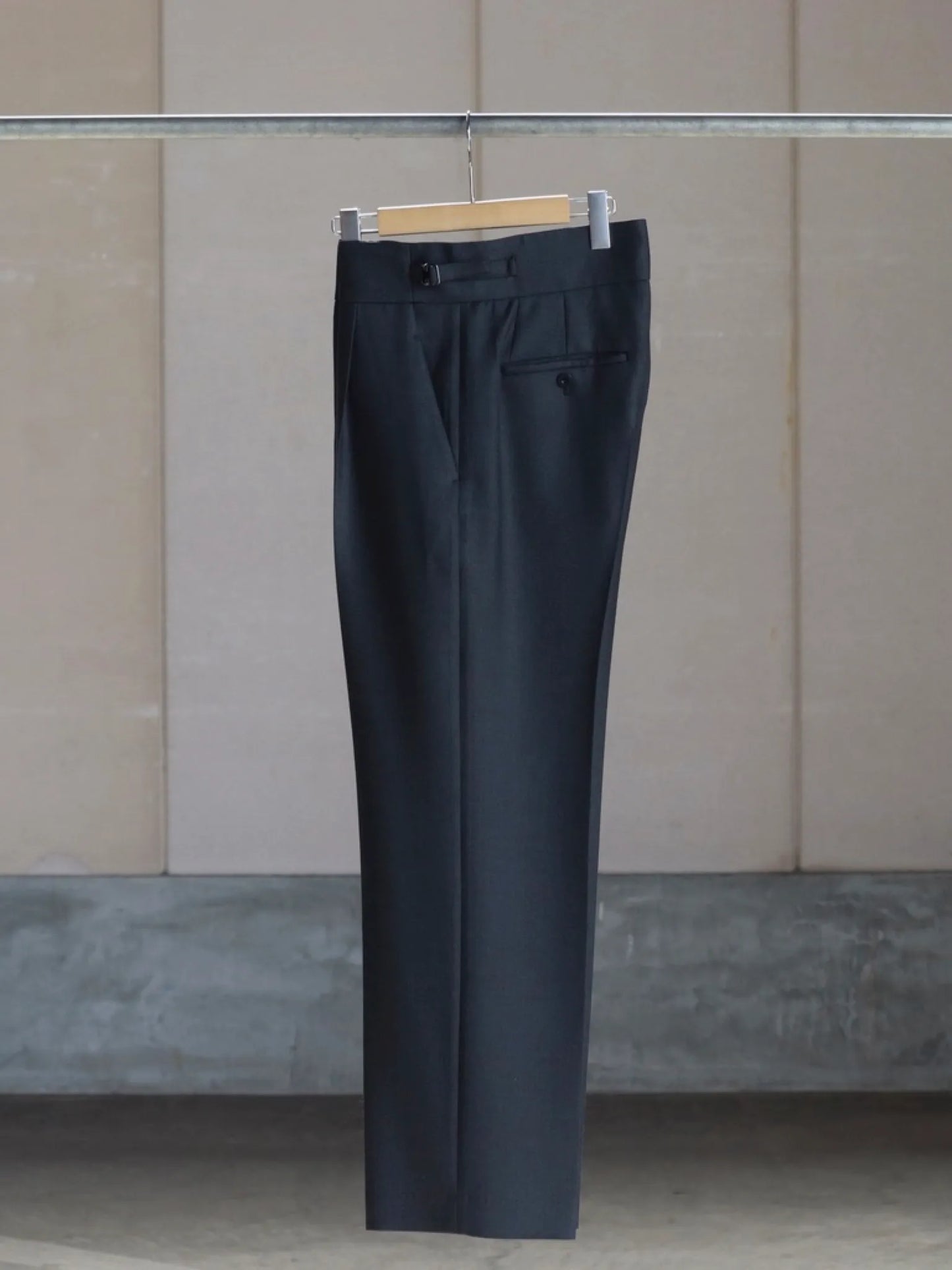 ONE TUCK STRAIGHT TROUSERS SMOKE GRAY