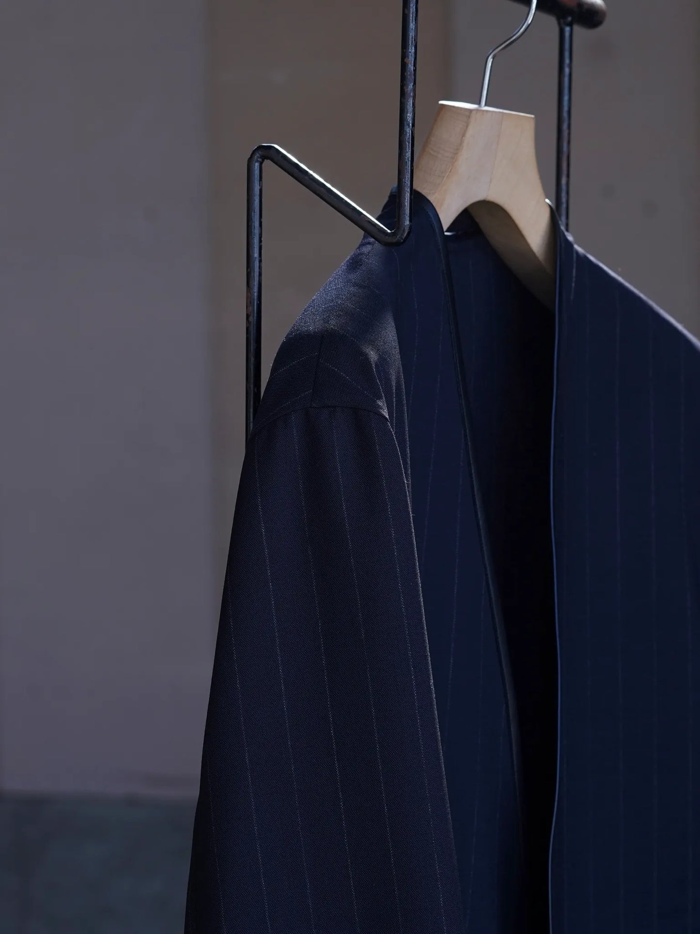 SARTO | [HIGH TWIST WOOL] NO-COLLAR JACKET NAVY STRIPE