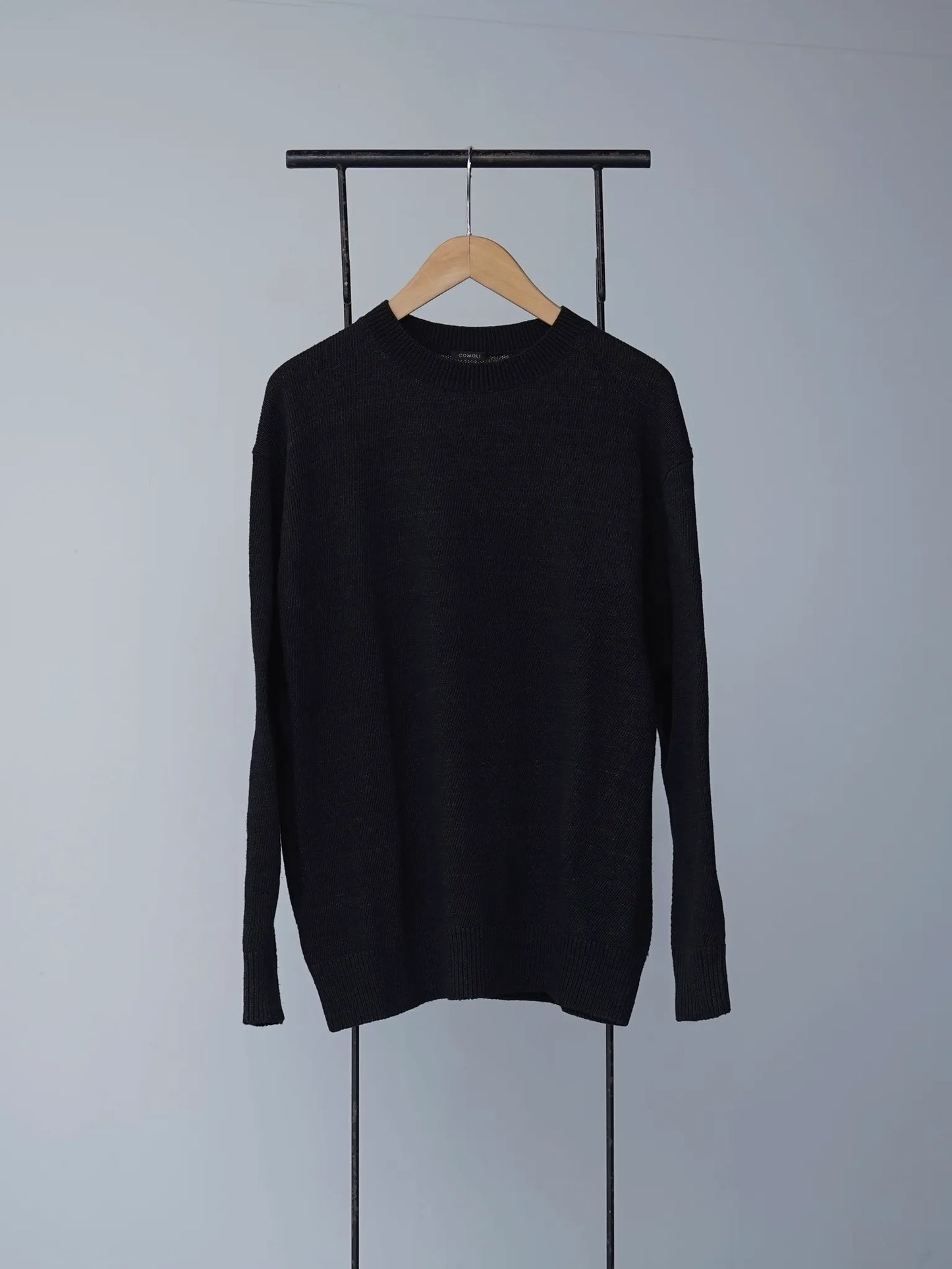 comoli-8g-クルーネックニット-black-1