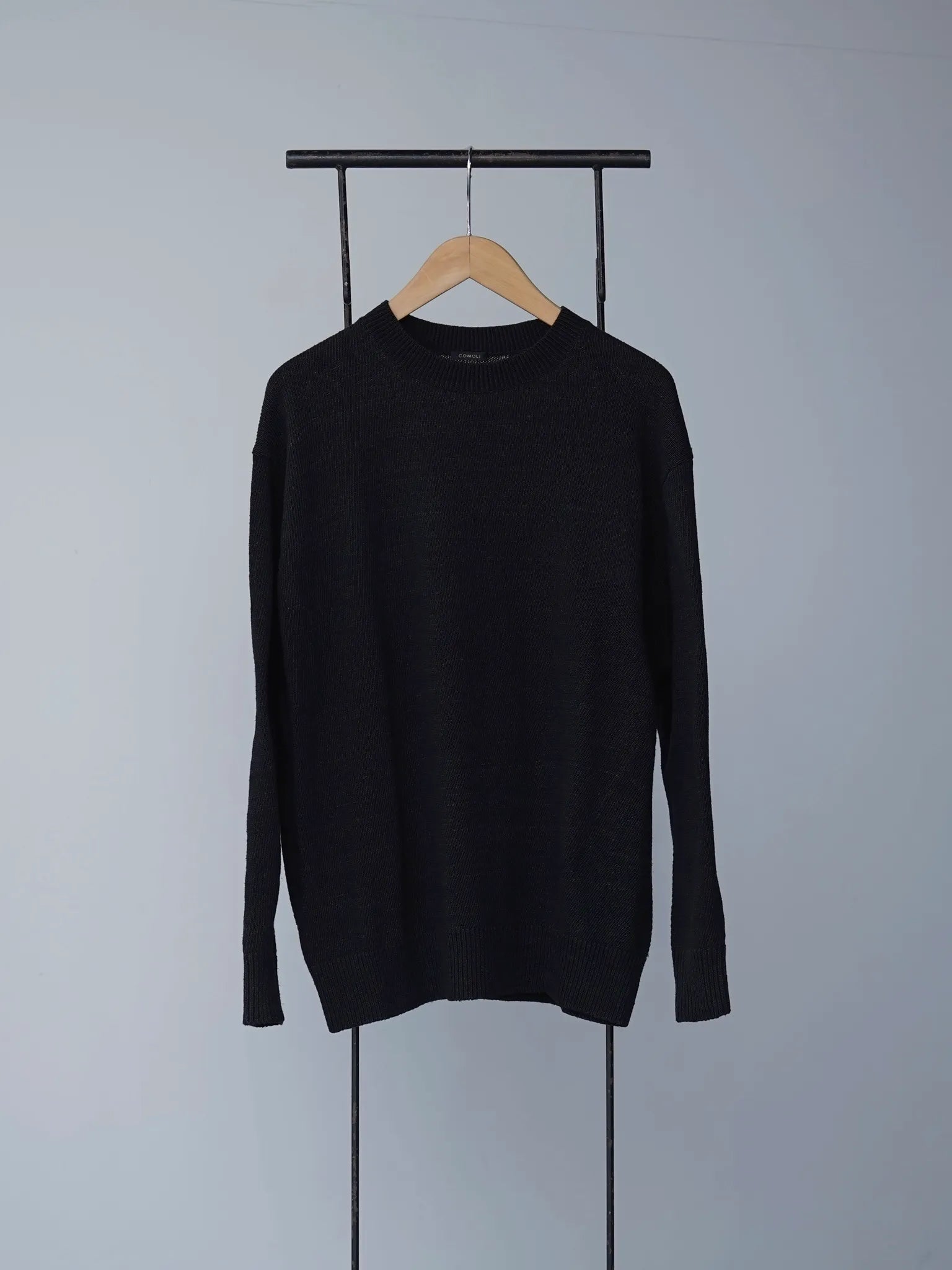 comoli-8g-クルーネックニット-black-1