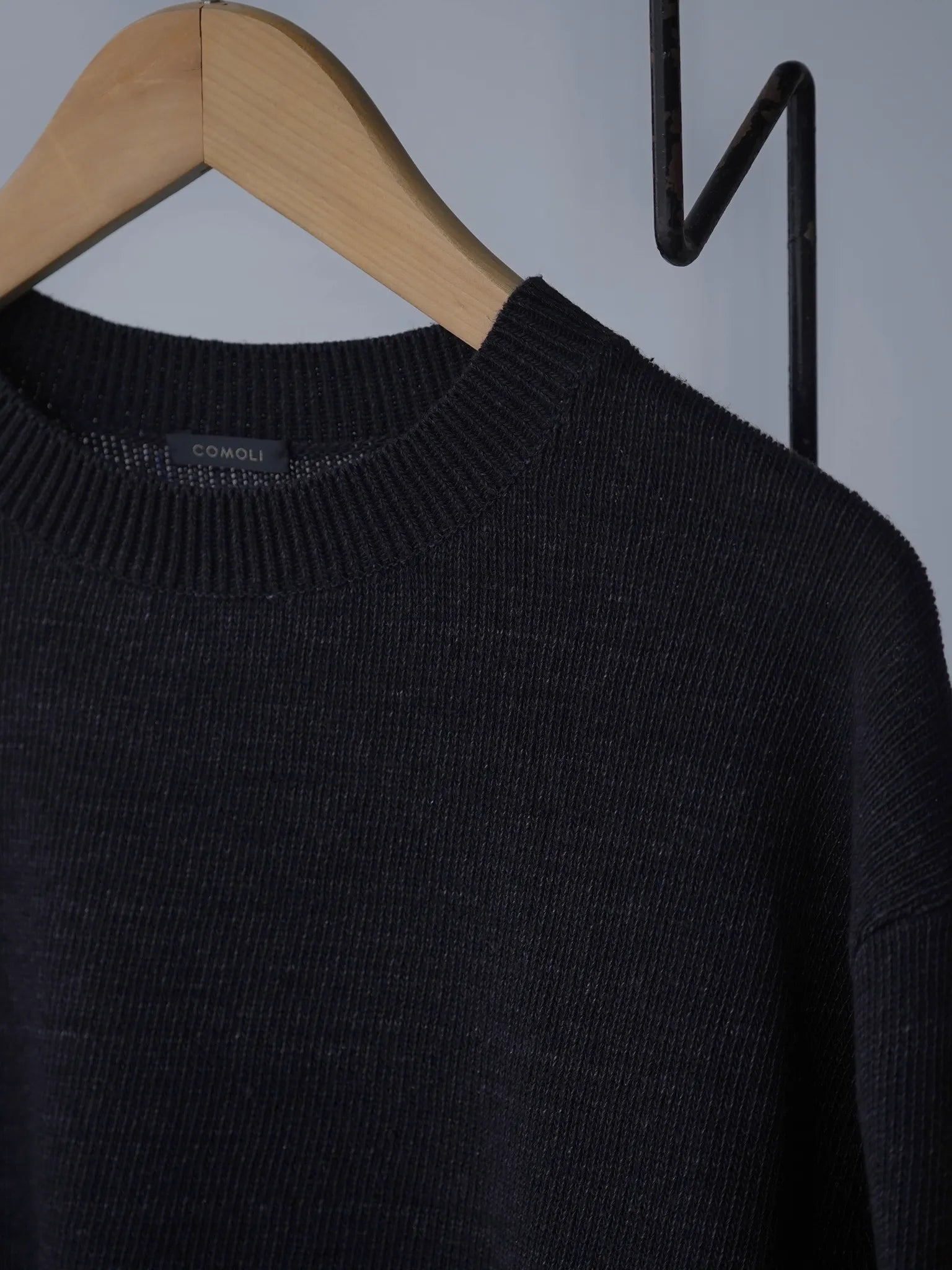 comoli-8g-クルーネックニット-black-2